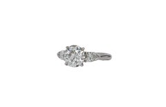 J. GIA 1.24 Carat M VS1 Cushion Cut Diamond Three Stone Ring (bague à trois pierres)