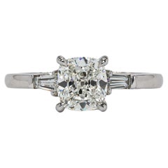 J. GIA 1.24 Carat M VS1 Cushion Cut Diamond Three Stone Ring (bague à trois pierres)