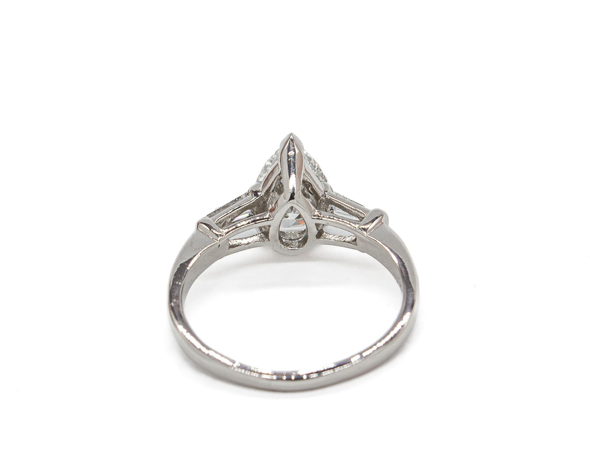 J. GIA Birnbach 1,38 Carati G SI2 Anello con tre pietre e diamanti a forma di pera In condizioni Nuovo in vendita a New York, NY