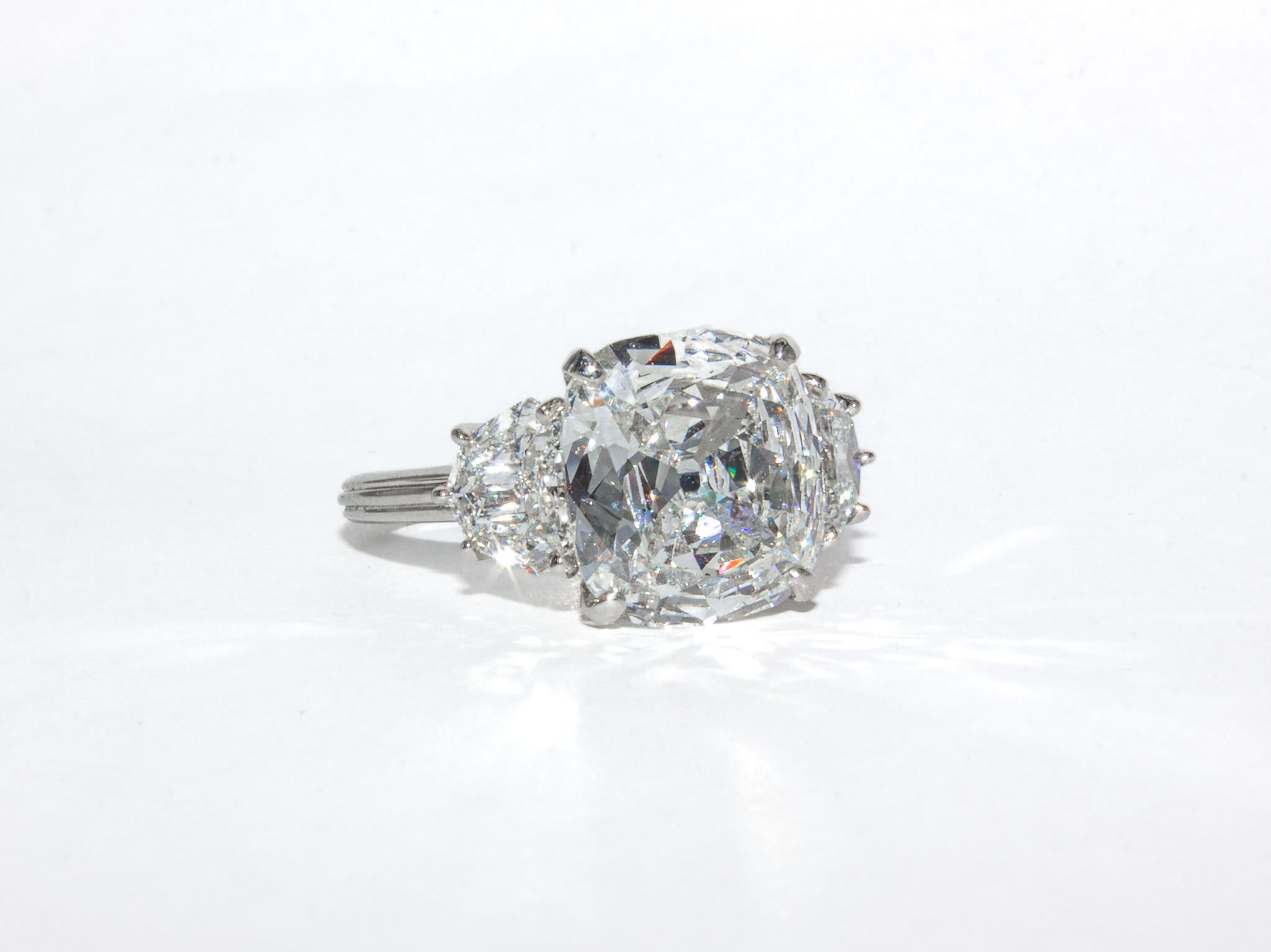 Contemporain J. Birnbach GIA 4.34 H SI1 Carat Cushion Cut Diamond Three-Stone Ring en vente