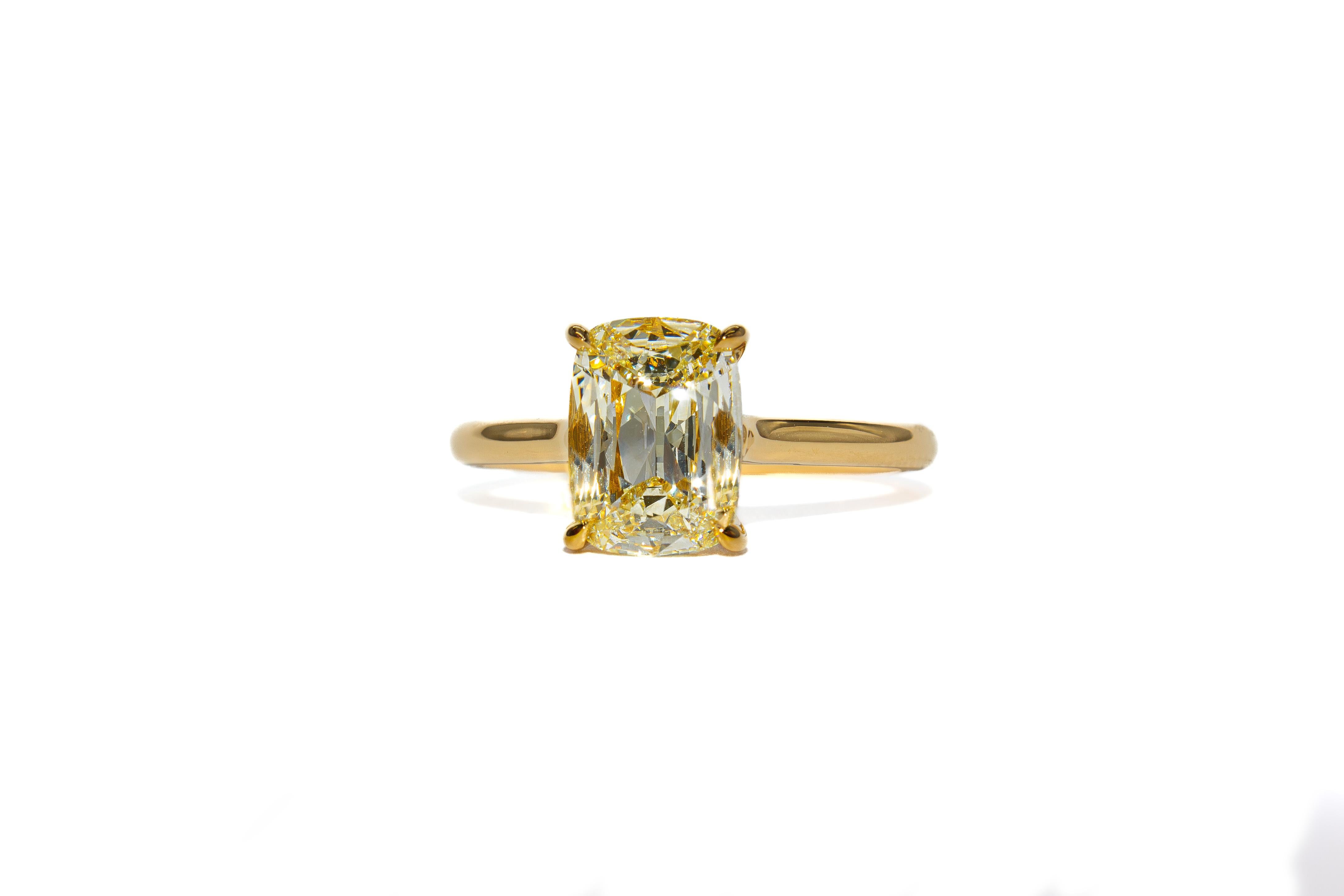 Dieser elegante Solitärring aus 18 Karat Gelbgold präsentiert einen zertifizierten 1,50-Karat-Diamanten im Brillantschliff mit der Farbe U-V und der Reinheit VVS2, wie von GIA beschrieben. Der fast farblose Farbton des Diamanten wird durch die