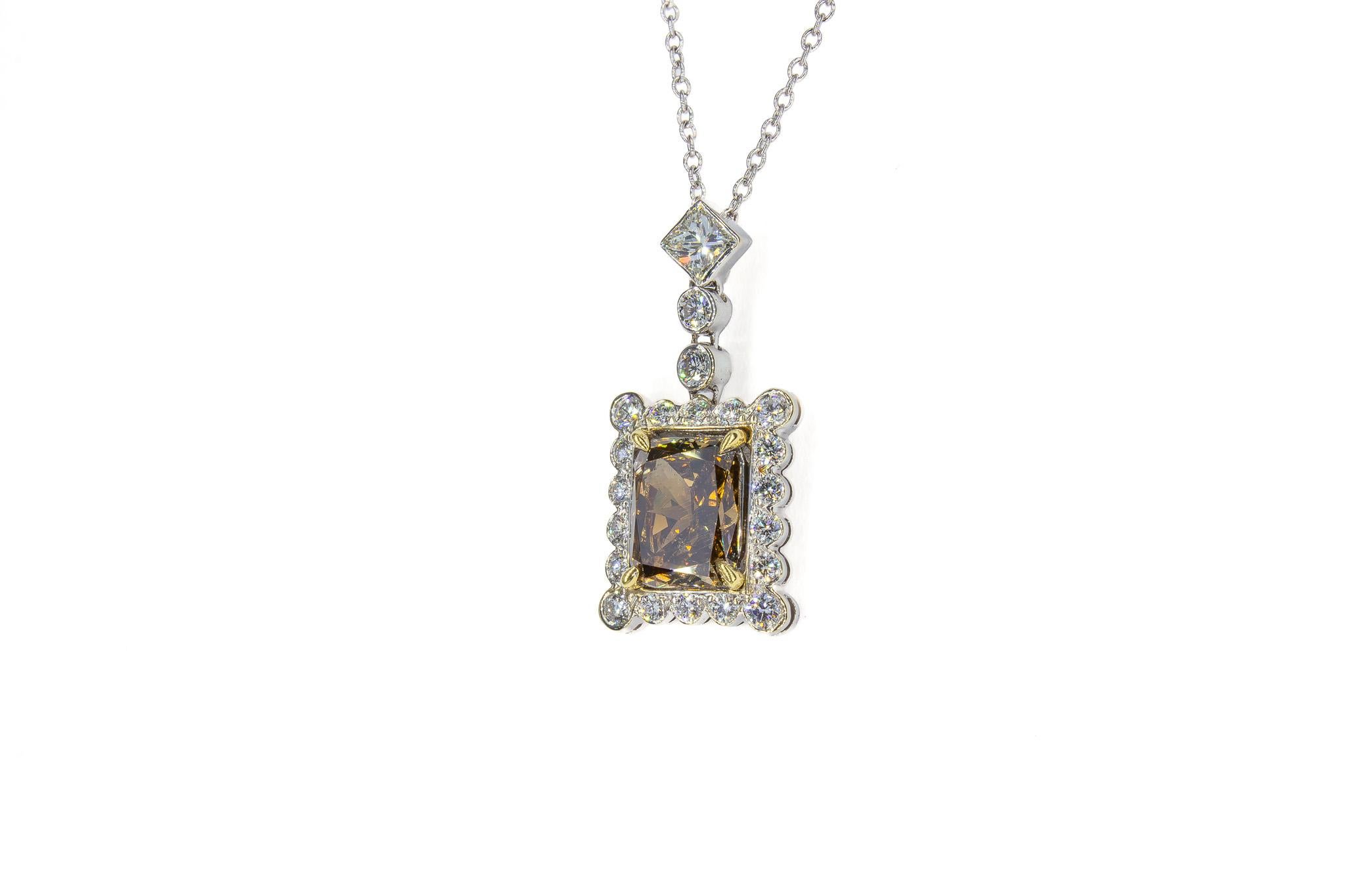 Prova un'eleganza senza tempo con questa raffinata collana con ciondolo bicolore in 18 carati. Con un diamante marrone colorato a taglio radiante da 1,52 carati, certificato da GIA, questo ciondolo affascina con la sua tonalità ricca e calda e il