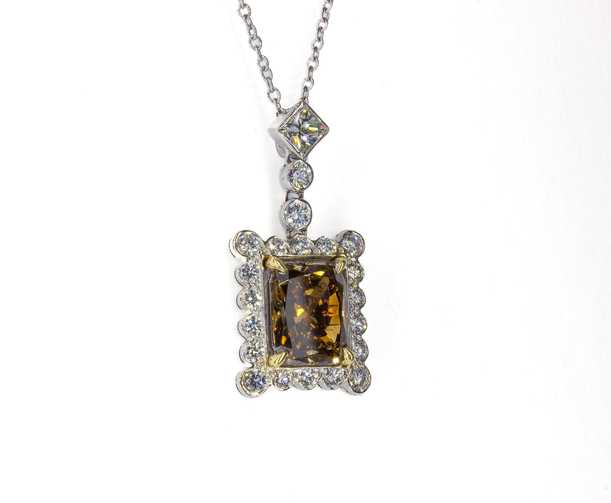 Contemporaneo J. GIA Birnbach Collana con ciondolo bicolore con diamanti radianti marroni da 1,52 carati in vendita