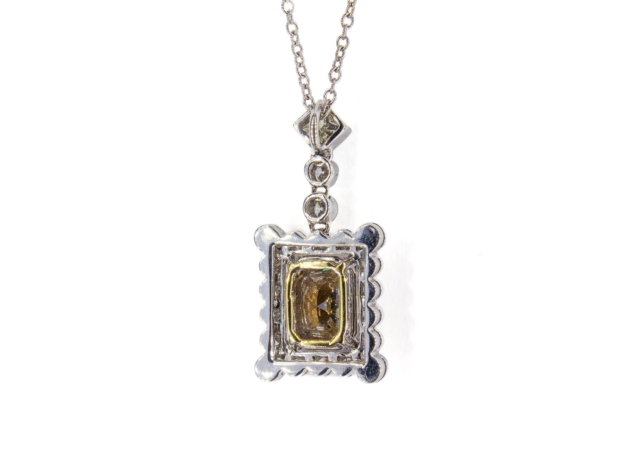 Taglio radiant J. GIA Birnbach Collana con ciondolo bicolore con diamanti radianti marroni da 1,52 carati in vendita