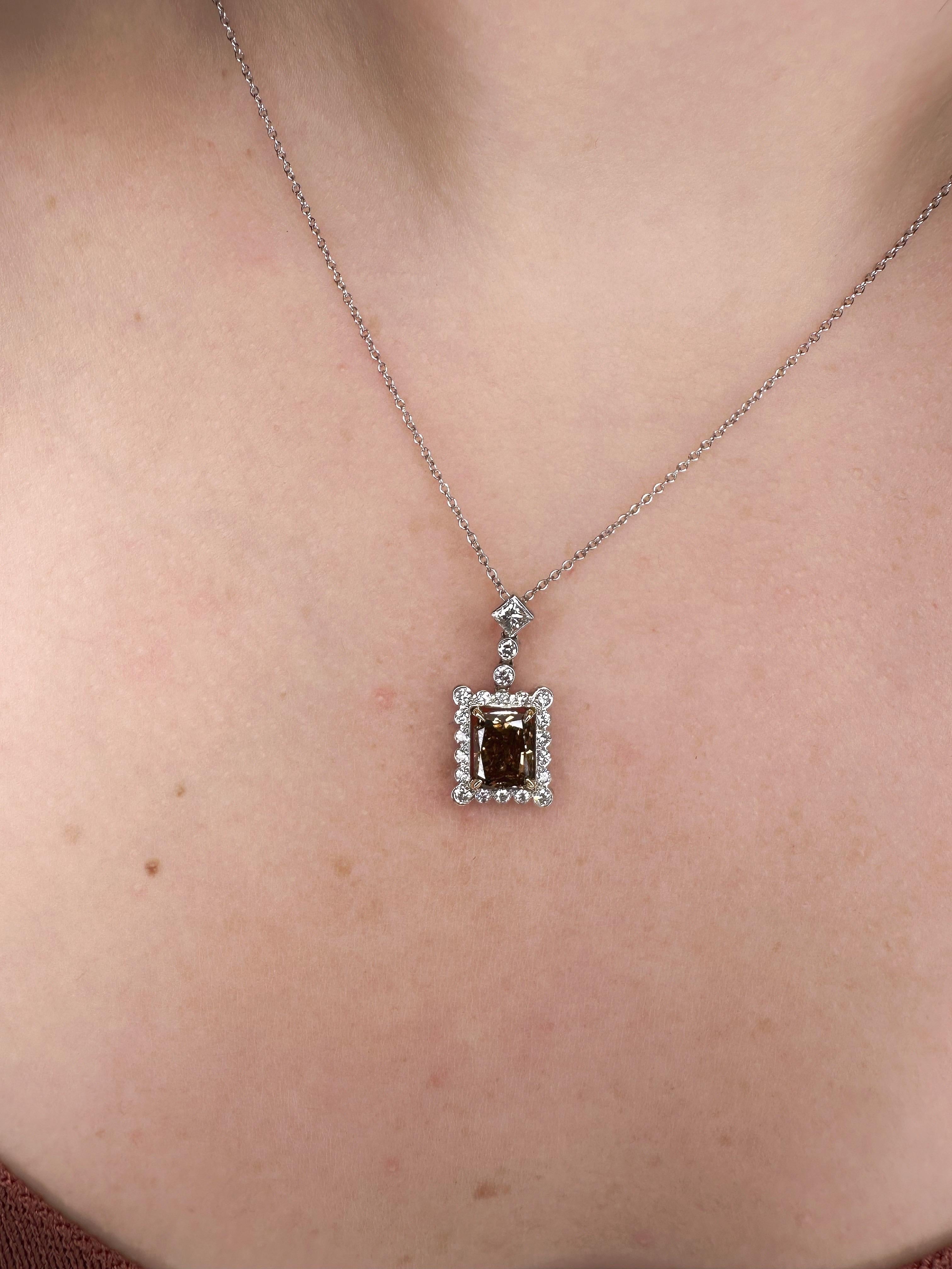 Donna J. GIA Birnbach Collana con ciondolo bicolore con diamanti radianti marroni da 1,52 carati in vendita