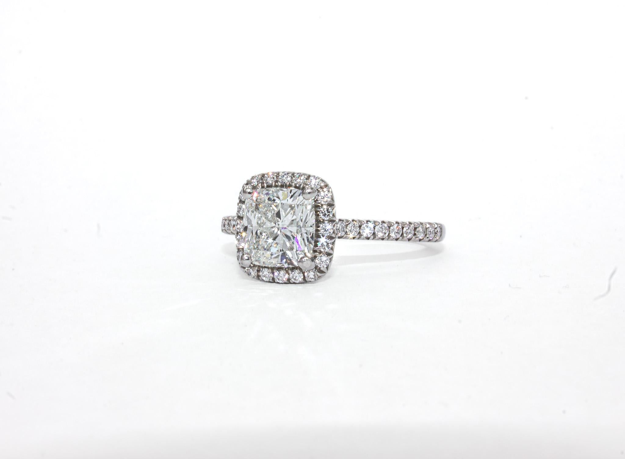 Dieser Halo-Ring aus Platin ist eine raffinierte Interpretation eines klassischen Designs und verbindet zeitlose Eleganz mit modernem Glanz. In der Mitte ruht ein runder Brillant von 1,60 Karat, der von GIA mit der Farbe H und der Reinheit VS2