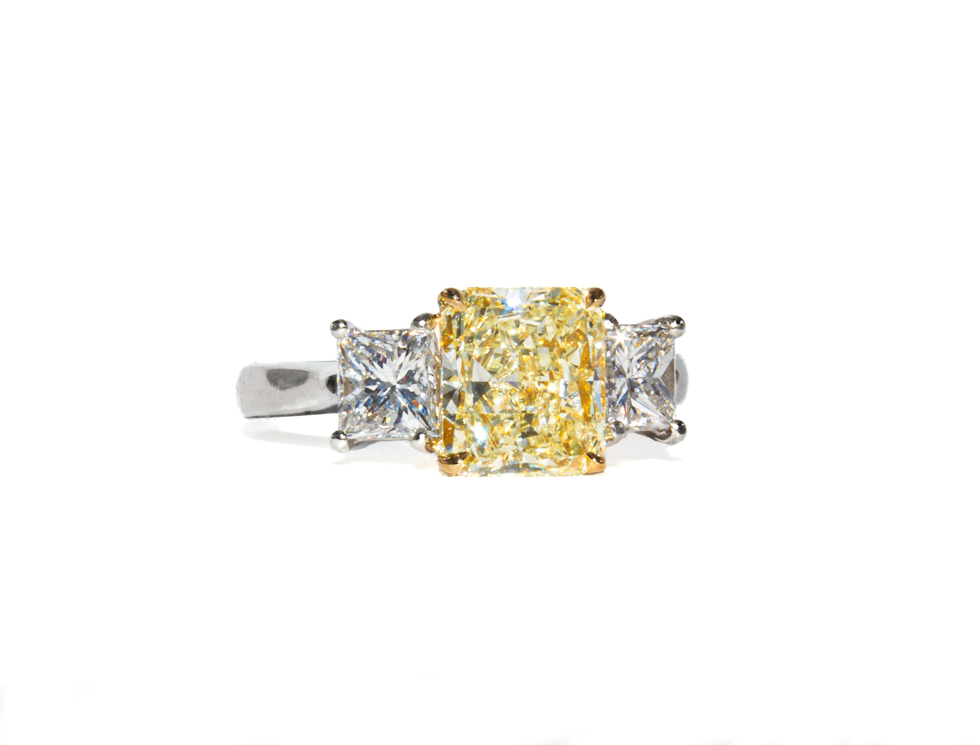 J. Birnbach GIA 1,76 quilates Anillo de tres piedras con diamante radiante amarillo claro fantasía Contemporáneo en venta