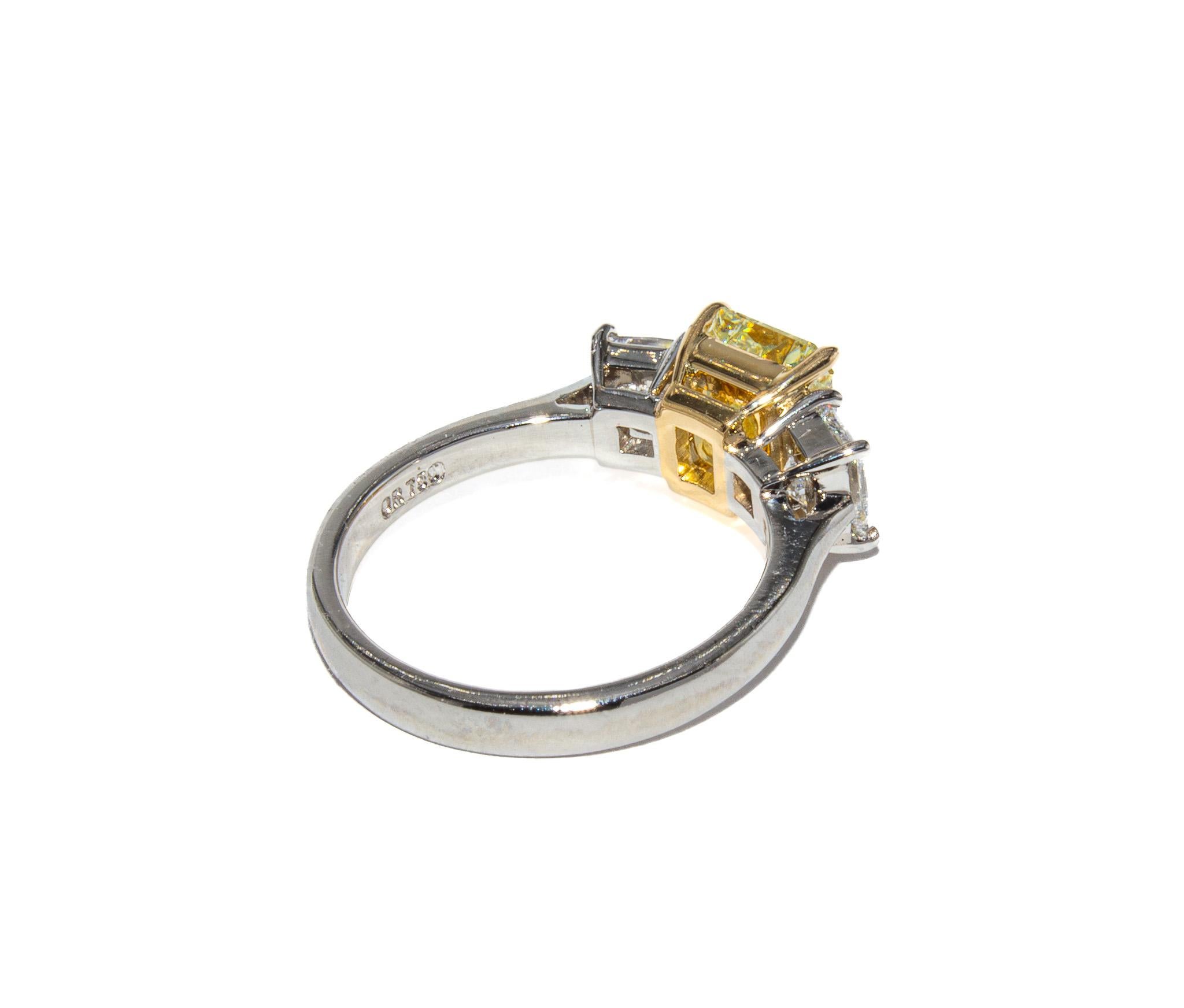 J. Birnbach GIA 1,76 quilates Anillo de tres piedras con diamante radiante amarillo claro fantasía Corte radiante en venta