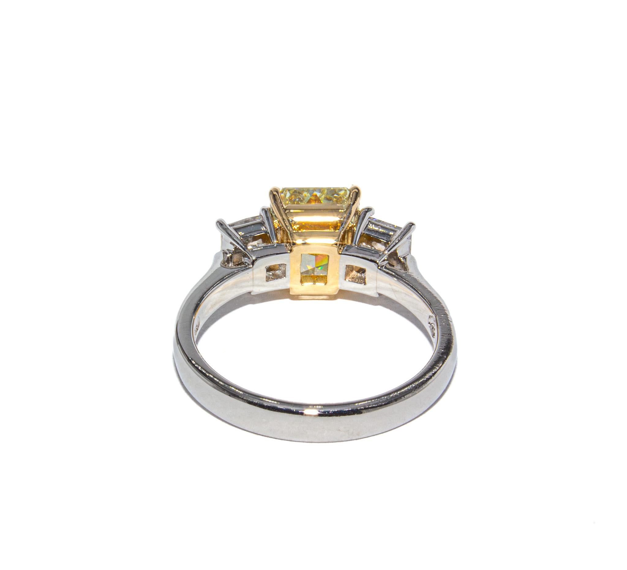 J. Birnbach GIA 1,76 quilates Anillo de tres piedras con diamante radiante amarillo claro fantasía en Nuevo estado para la venta en New York, NY