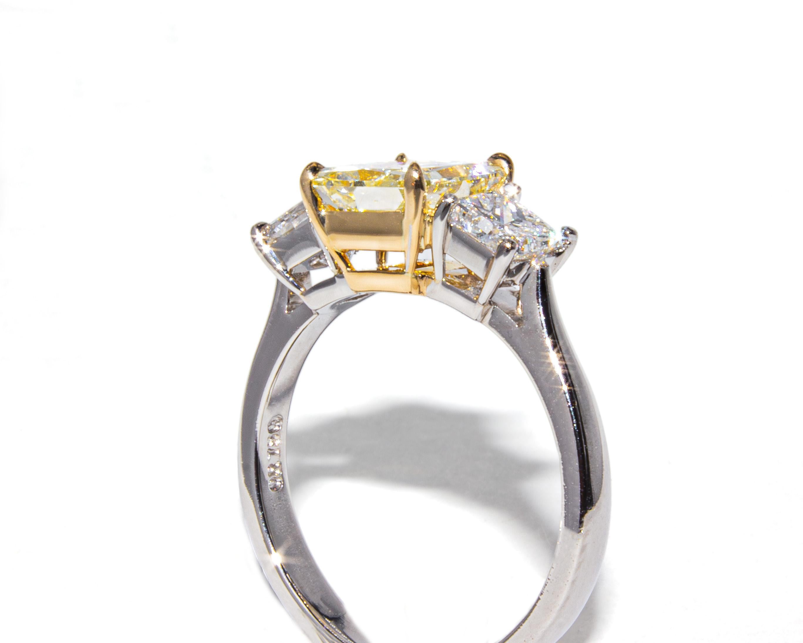 Femenino o masculino J. Birnbach GIA 1,76 quilates Anillo de tres piedras con diamante radiante amarillo claro fantasía en venta