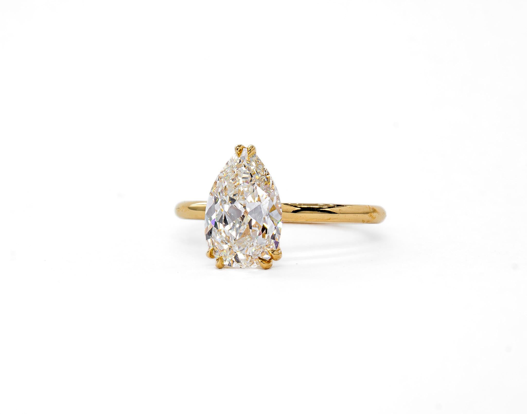 Dieser bezaubernde Solitärring aus 18 Karat Gelbgold präsentiert einen wunderschön erhaltenen 1,86-Karat-Diamanten im Antik-Schliff in Birnenform, der vom GIA als Farbe I und Reinheit VVS2 zertifiziert wurde. Die ausgeprägte Facettierung des