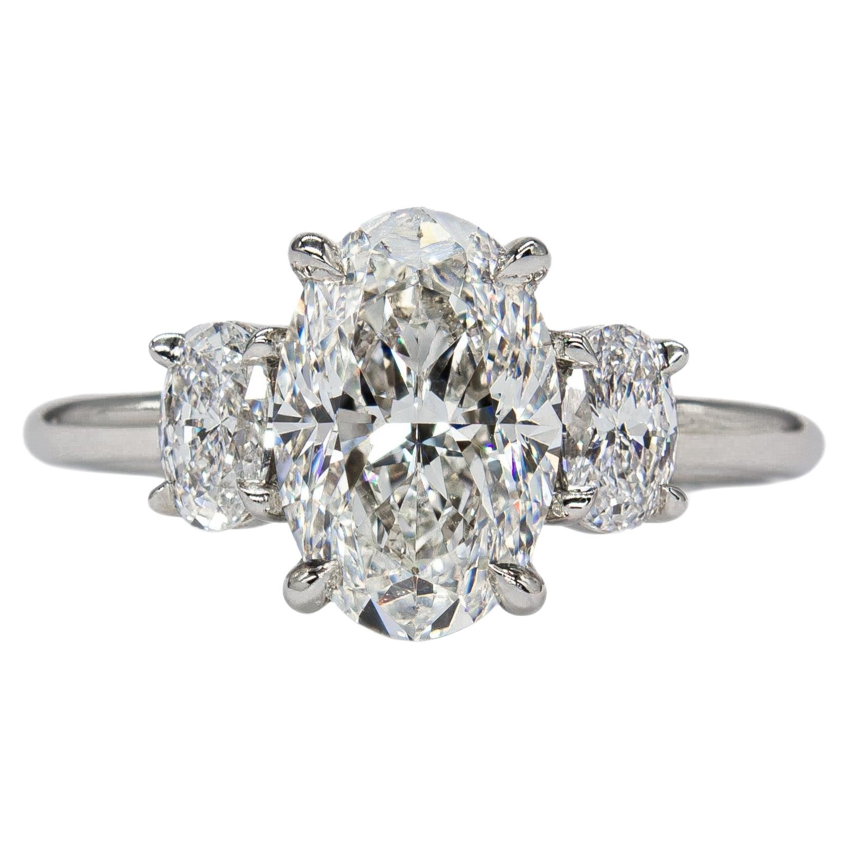 J. Birnbach GIA 2,01 Karat F VS2 Oval Diamant Drei Stein Platin Ring im Angebot