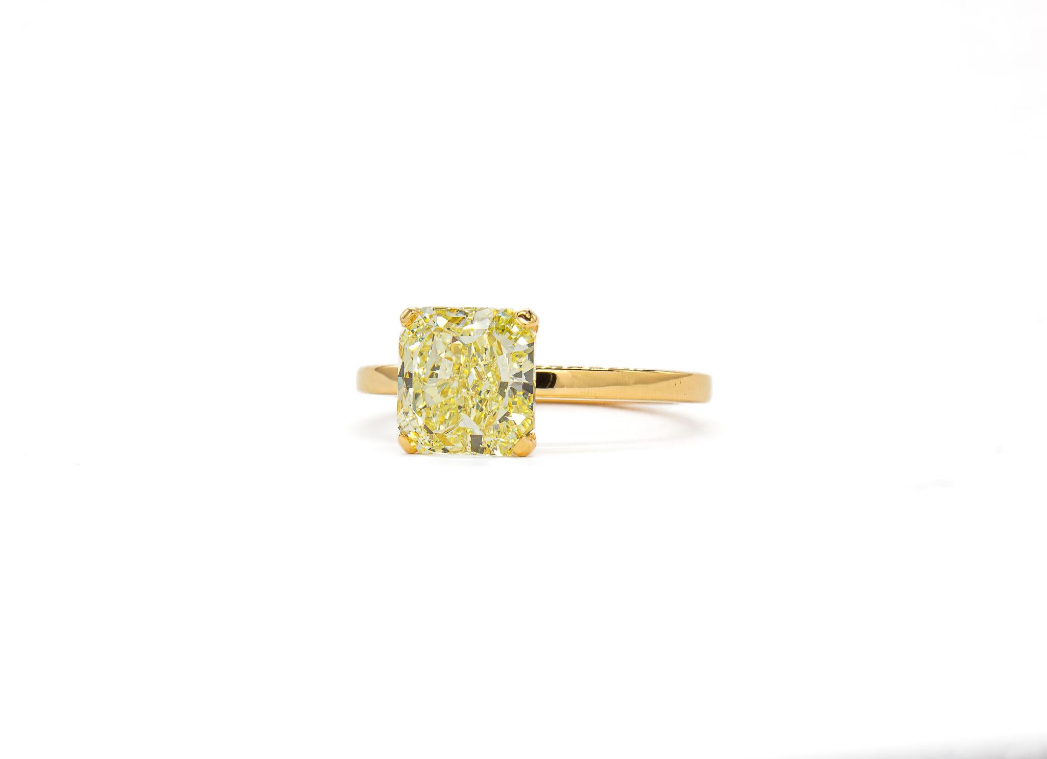 Cette remarquable bague solitaire en or jaune 18 carats met en valeur un captivant diamant de taille radieuse de 2,35 carats, certifié Fancy Yellow par le GIA et d'une pureté VVS2. La teinte dorée intense du diamant rayonne de chaleur et d'éclat,