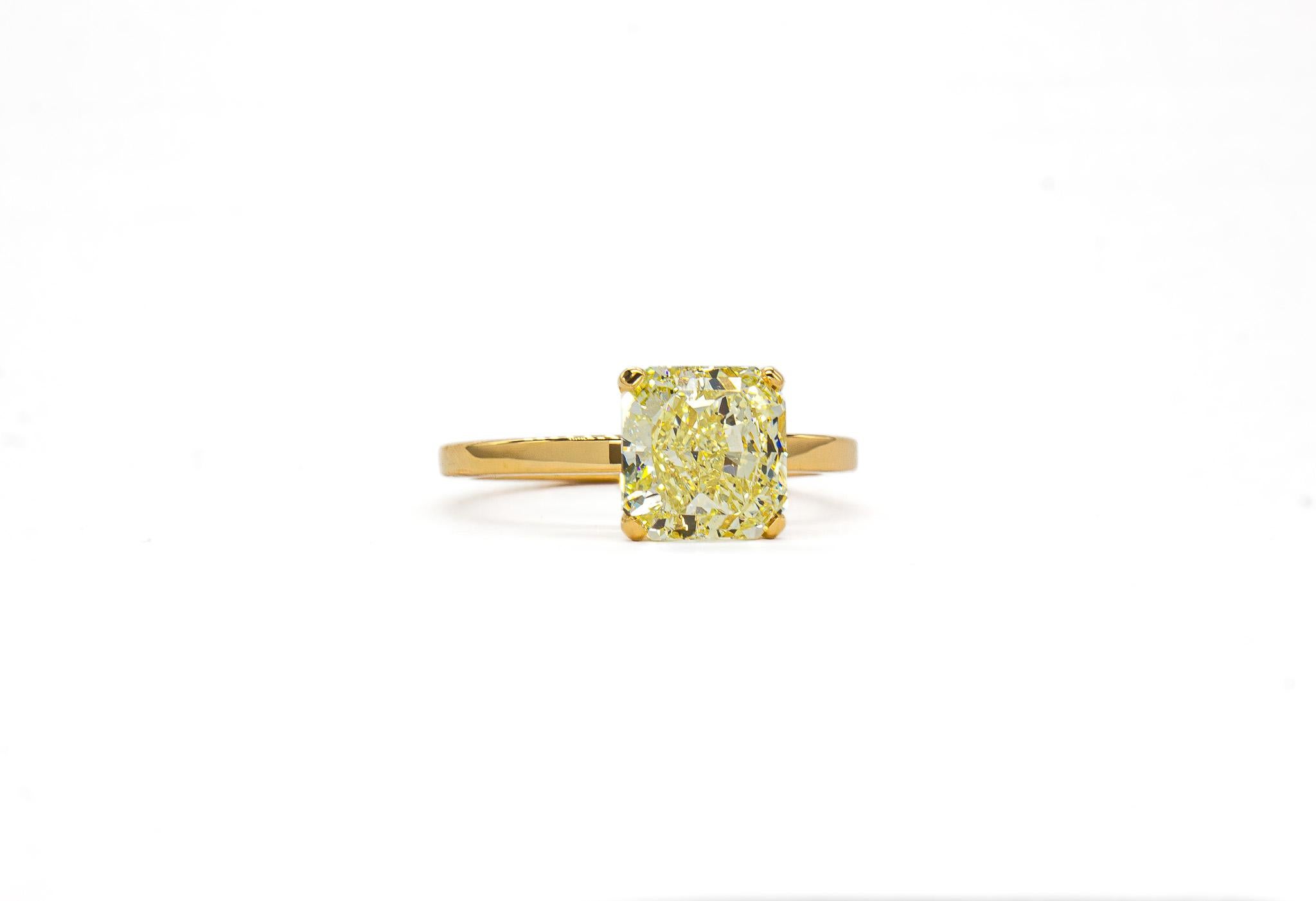 Contemporain J. Birnbach GIA 2.35 Carat Fancy Yellow VVS2 Radiant Cut Diamond Solitaire Ring en vente