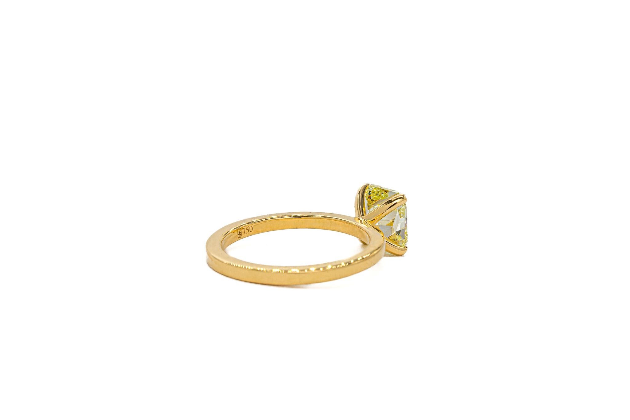 Taille radiant J. Birnbach GIA 2.35 Carat Fancy Yellow VVS2 Radiant Cut Diamond Solitaire Ring en vente