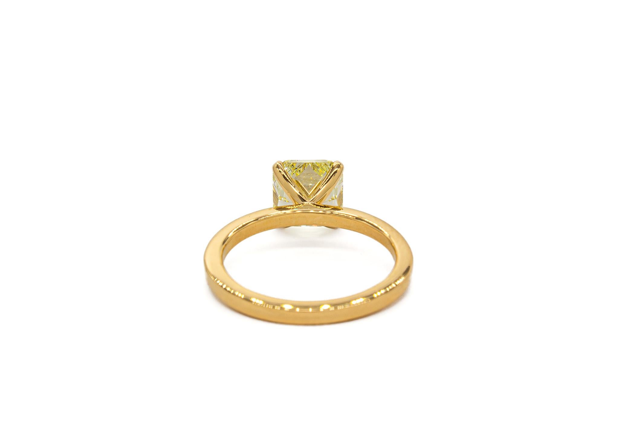 J. Birnbach GIA 2.35 Carat Fancy Yellow VVS2 Radiant Cut Diamond Solitaire Ring Neuf - En vente à New York, NY