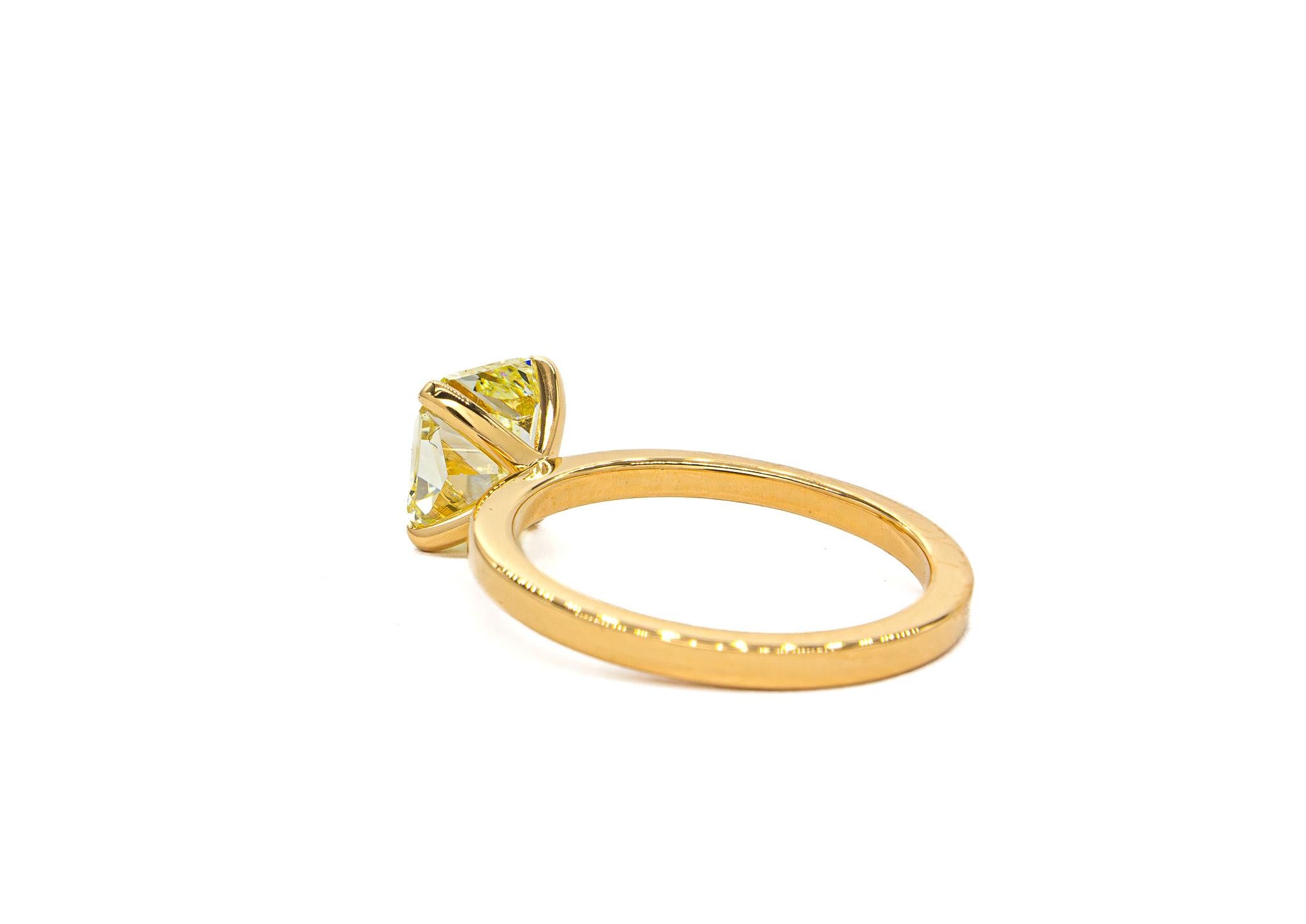 J. Birnbach GIA 2.35 Carat Fancy Yellow VVS2 Radiant Cut Diamond Solitaire Ring Unisexe en vente