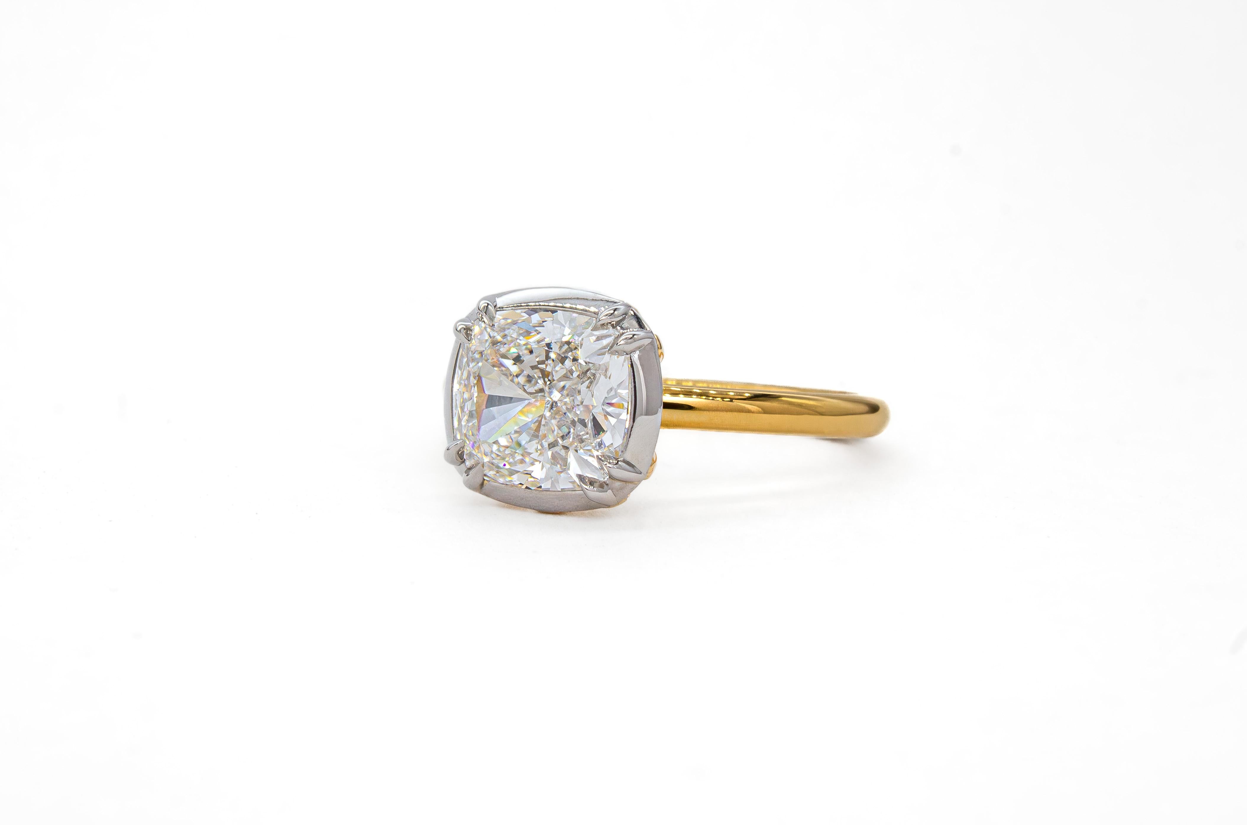 Dieser Solitärring aus Platin und 18 Karat Gelbgold ist eine bemerkenswerte Verschmelzung von alter Handwerkskunst und moderner Eleganz. Sein Design ist von der Kunstfertigkeit der georgischen Ära inspiriert. Sein Herzstück ist ein atemberaubender,