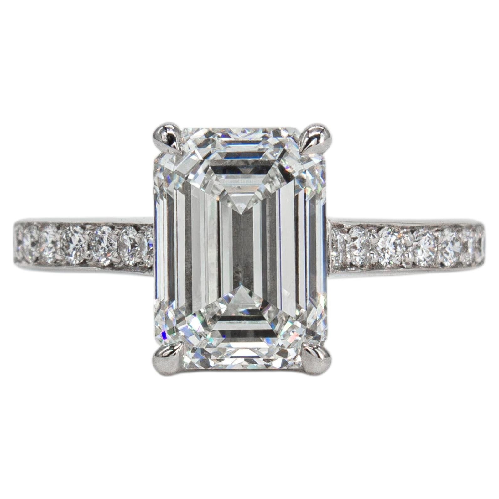 Anillo solitario de platino con un diamante de 2,50 quilates, G VS1, talla esmeralda, de J. Birnbach GIA en venta