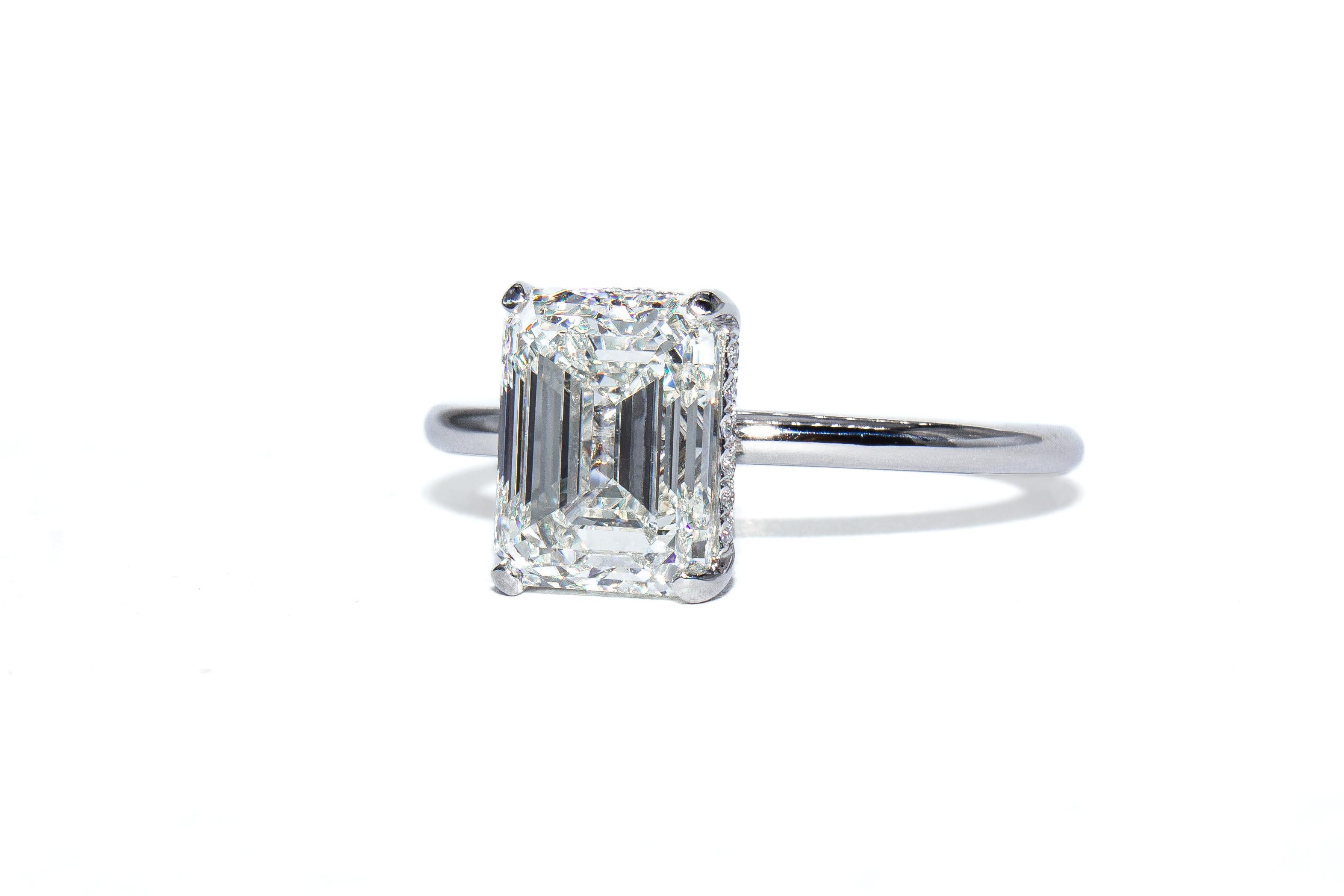 Dieser elegante Platinring hebt einen zertifizierten 2,51-Karat-Diamanten im Smaragdschliff von Farbe J und Reinheit VS1 (GIA) hervor. Die sauberen, stufenförmig geschliffenen Facetten des Diamanten verleihen ihm eine zeitlose Eleganz, die durch