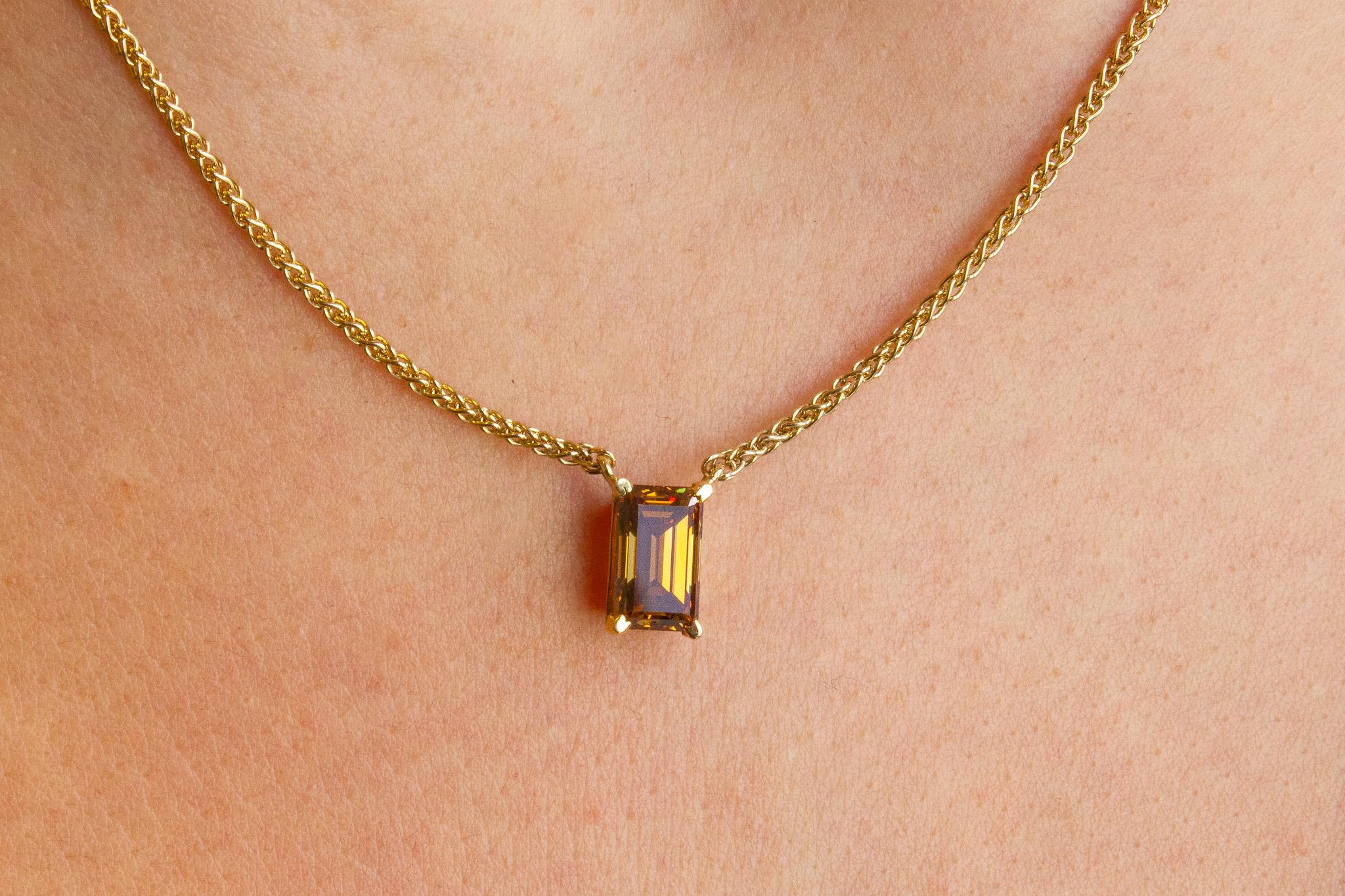 Taille émeraude J. Birnbach GIA Collier de diamants taille émeraude de 2,70 carats de couleur brun orangé foncé fantaisie