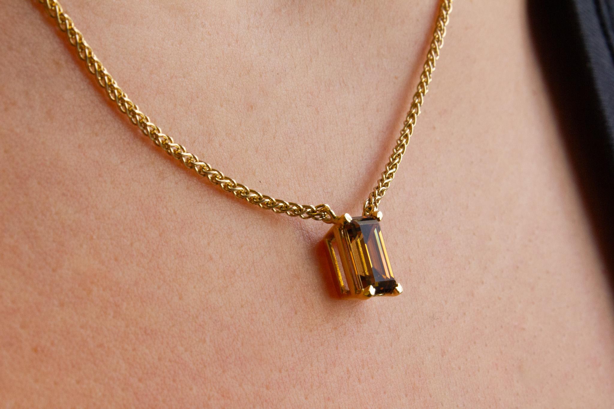 Faites une déclaration audacieuse avec cet exquis diamant taille émeraude de 2,70 carats de couleur brun foncé orangé. Certifié par le GIA, ce diamant unique présente une teinte riche et une pureté VS1 qui en font une taille remarquable, créant