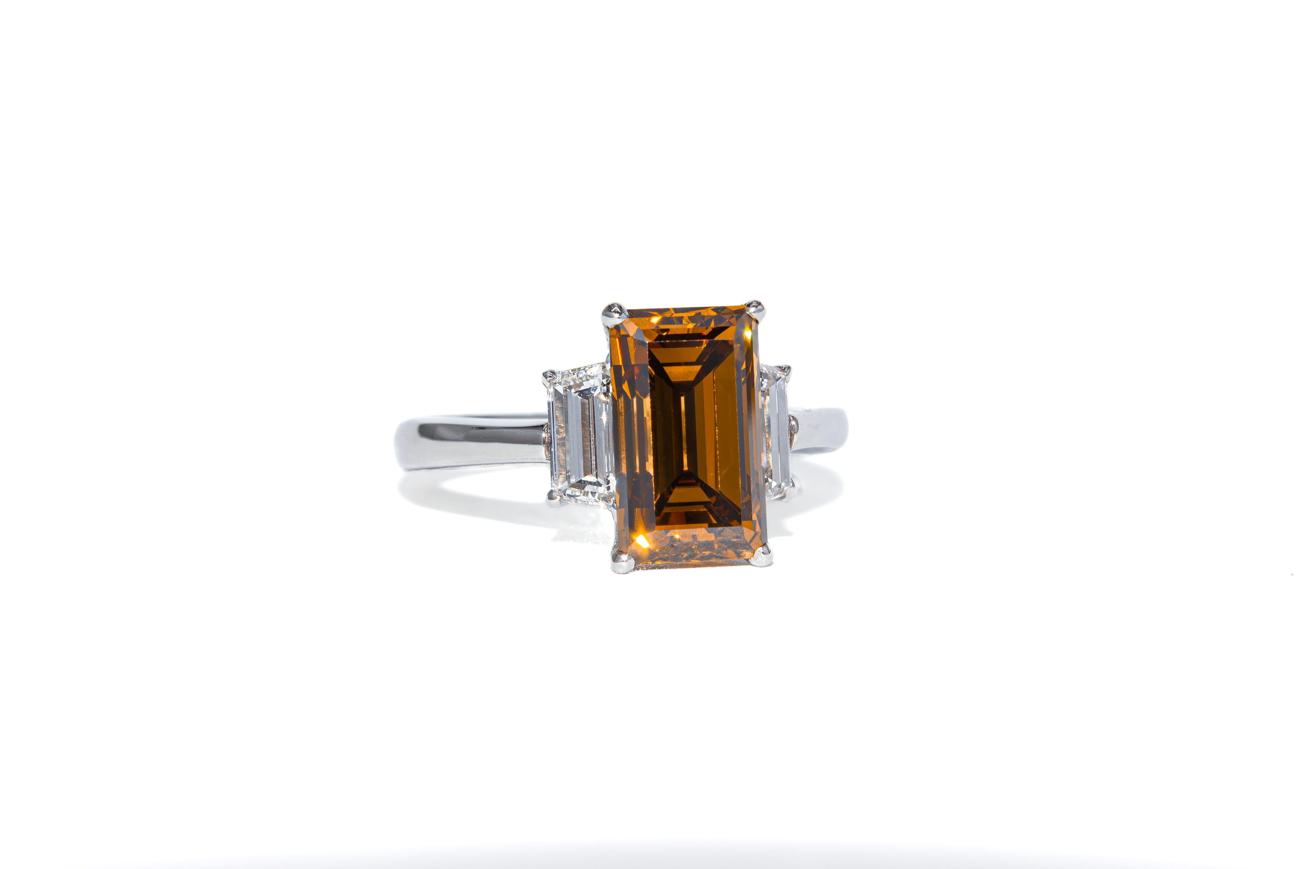 Contemporain J. Birnbach GIA 2,70 ct Fancy Orangy-Brown Step Cut Diamond Bague à trois pierres en vente