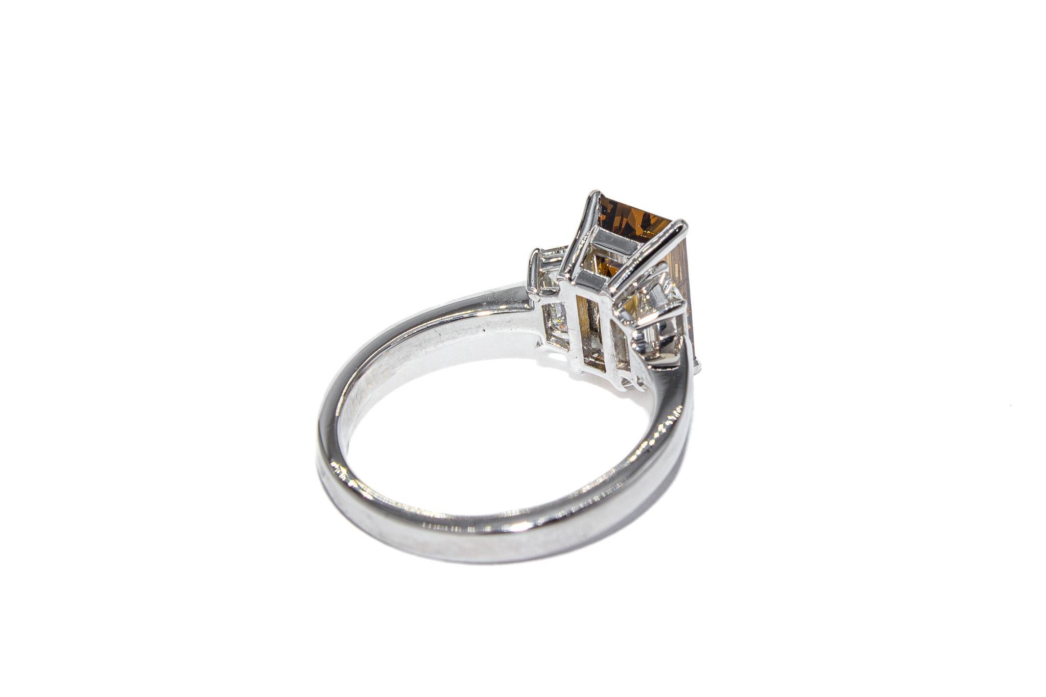 Taille émeraude J. Birnbach GIA 2,70 ct Fancy Orangy-Brown Step Cut Diamond Bague à trois pierres en vente