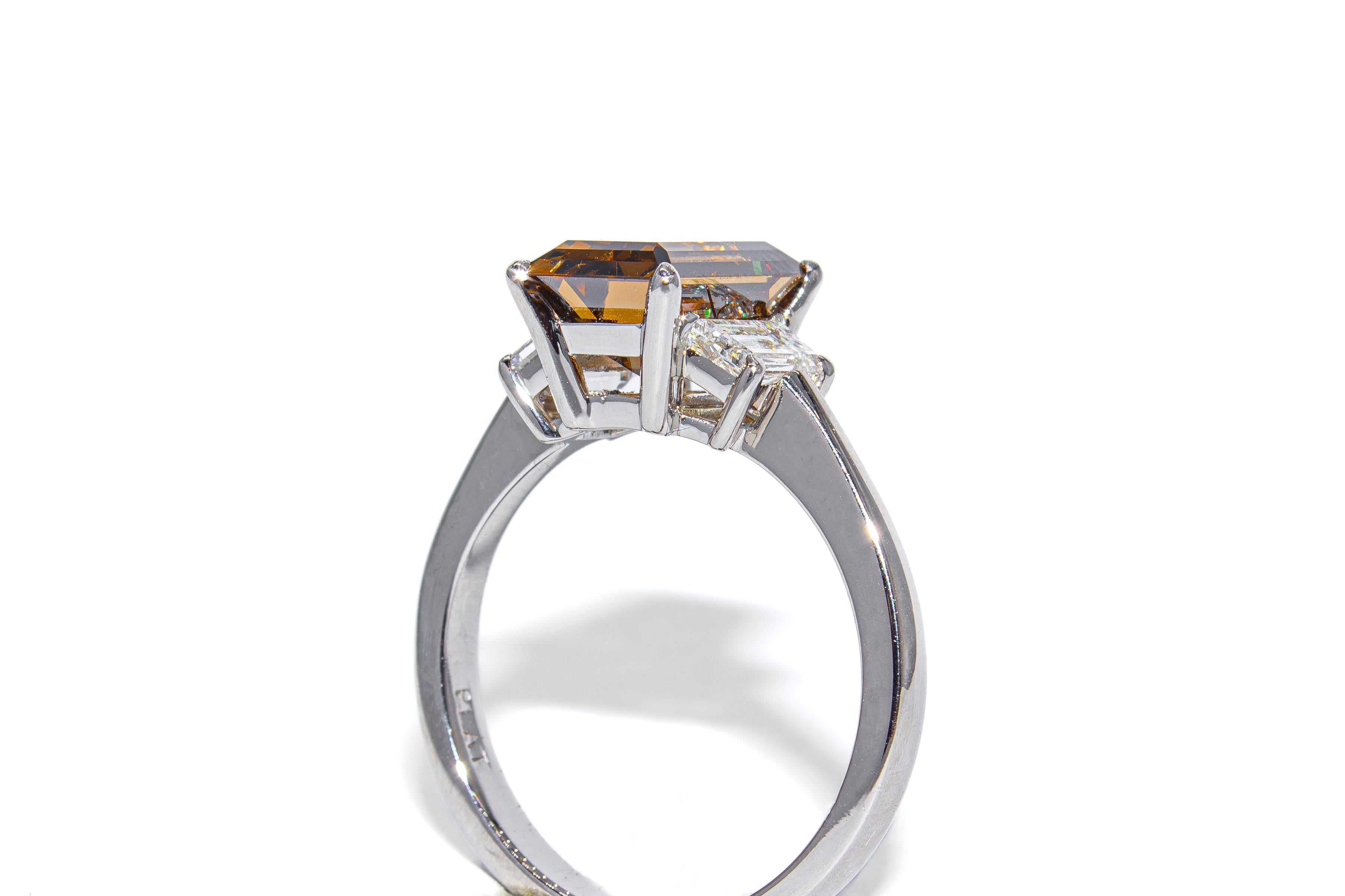 J. Birnbach GIA 2,70 ct Fancy Orangy-Brown Step Cut Diamond Bague à trois pierres Unisexe en vente