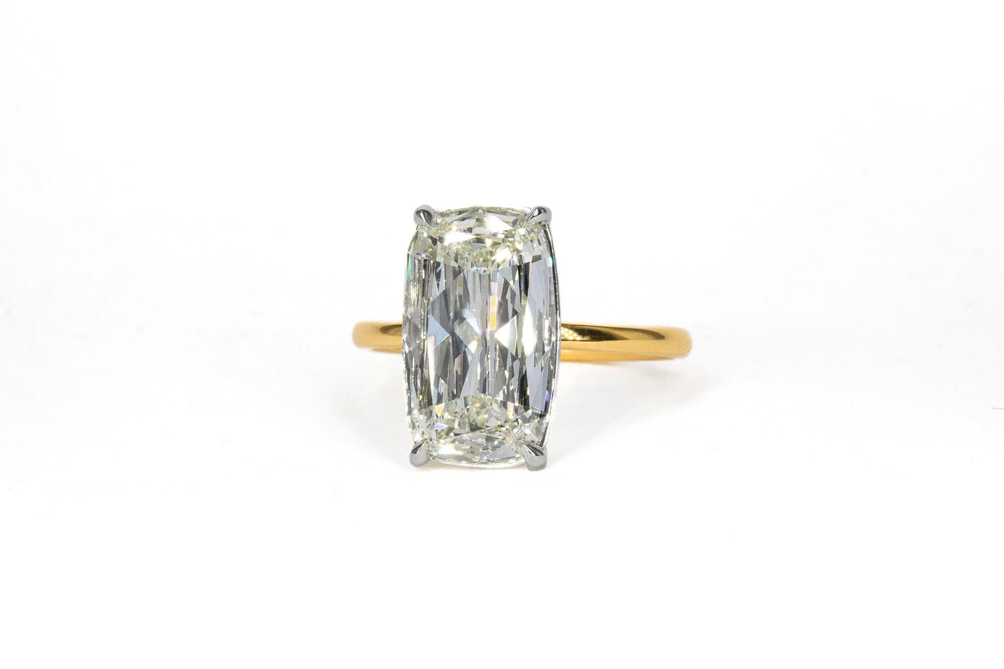 Este elegante anillo solitario de platino y oro amarillo de 18 quilates es una declaración atemporal de sofisticación y encanto. Mostrando un impresionante 3,50 quilates 
Diamante alargado de talla cojín estilo Ashoka, clasificado L VS2 por el GIA,