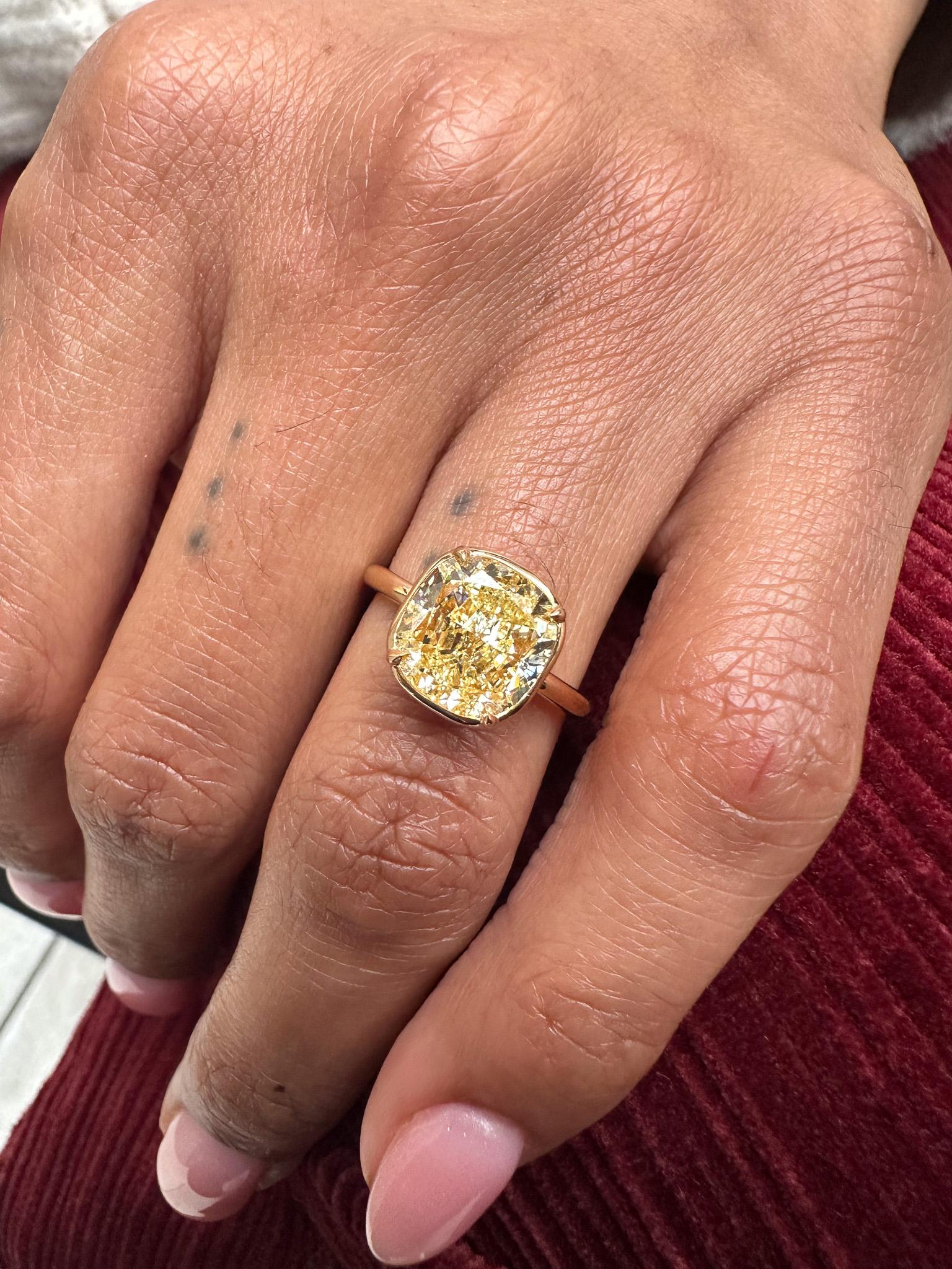 J. Birnbach GIA 4,30 Karat Fancy Light Yellow Cushion Cut Diamond Solitaire Ring im Angebot 5