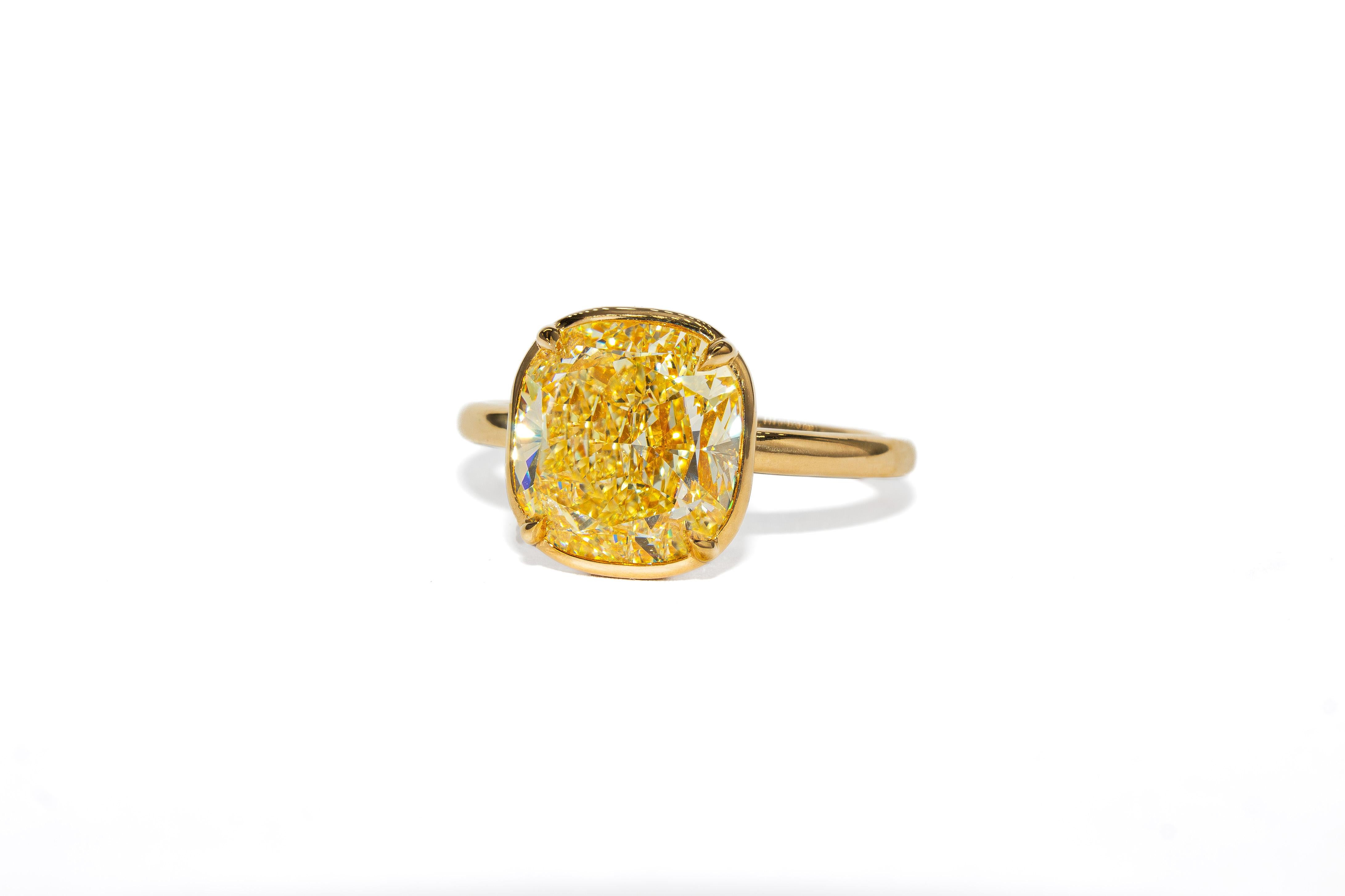 Cette exceptionnelle bague solitaire en or jaune 18 carats met en valeur un remarquable diamant coussin modifié brillant de 4,30 carats de couleur Fancy Color Light Yellow et de pureté VS2, tel que certifié par le GIA. L'éclat vif du diamant est