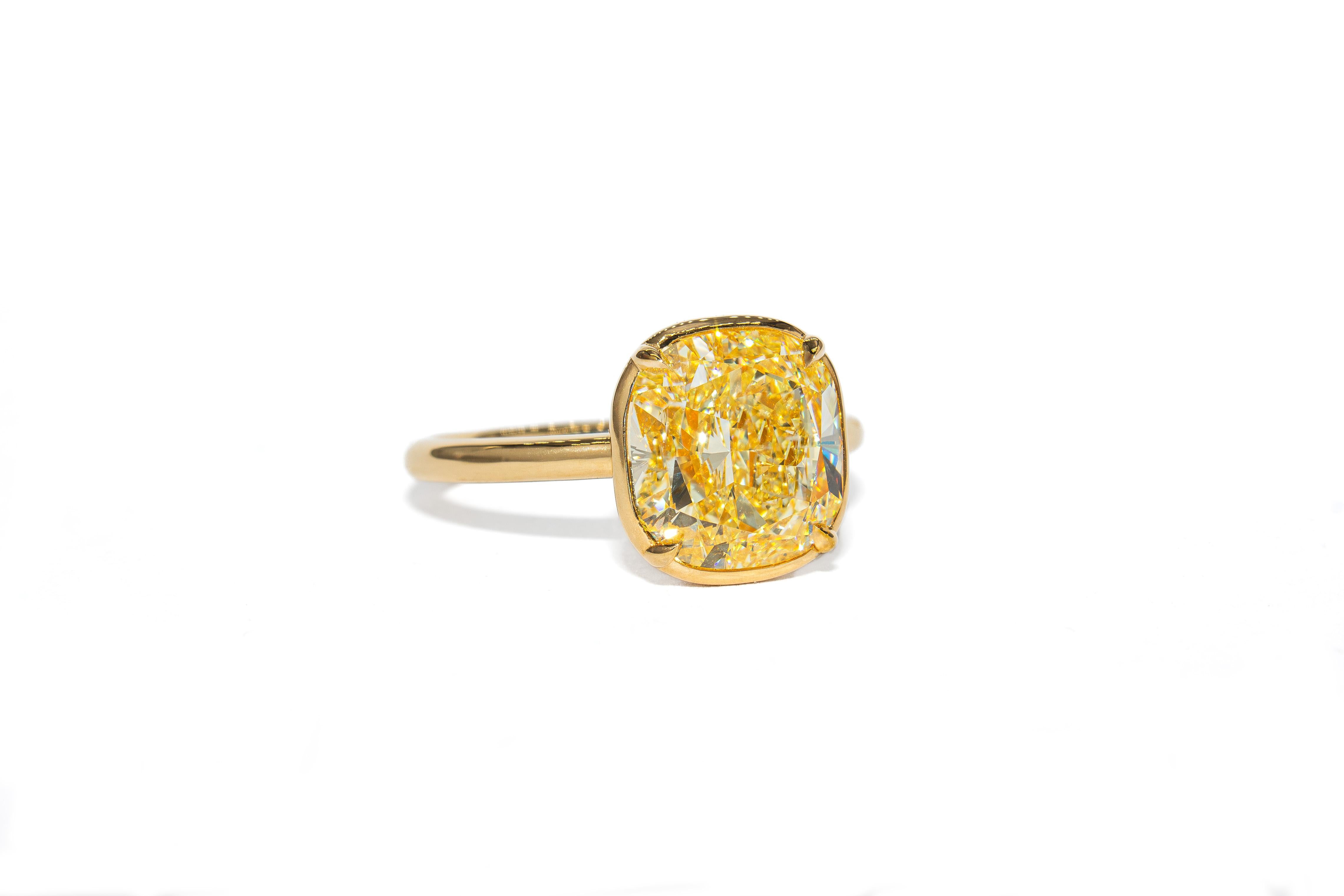 Contemporain J. Birnbach GIA 4.30 Carat Fancy Light Yellow Cushion Cut Diamond Solitaire Ring en vente