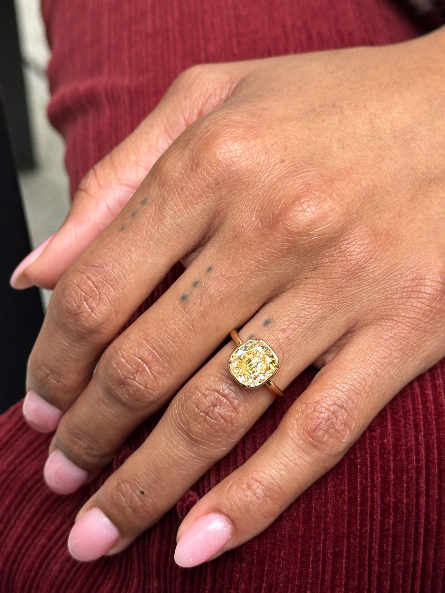 J. Birnbach GIA 4,30 Karat Fancy Light Yellow Cushion Cut Diamond Solitaire Ring im Angebot 2