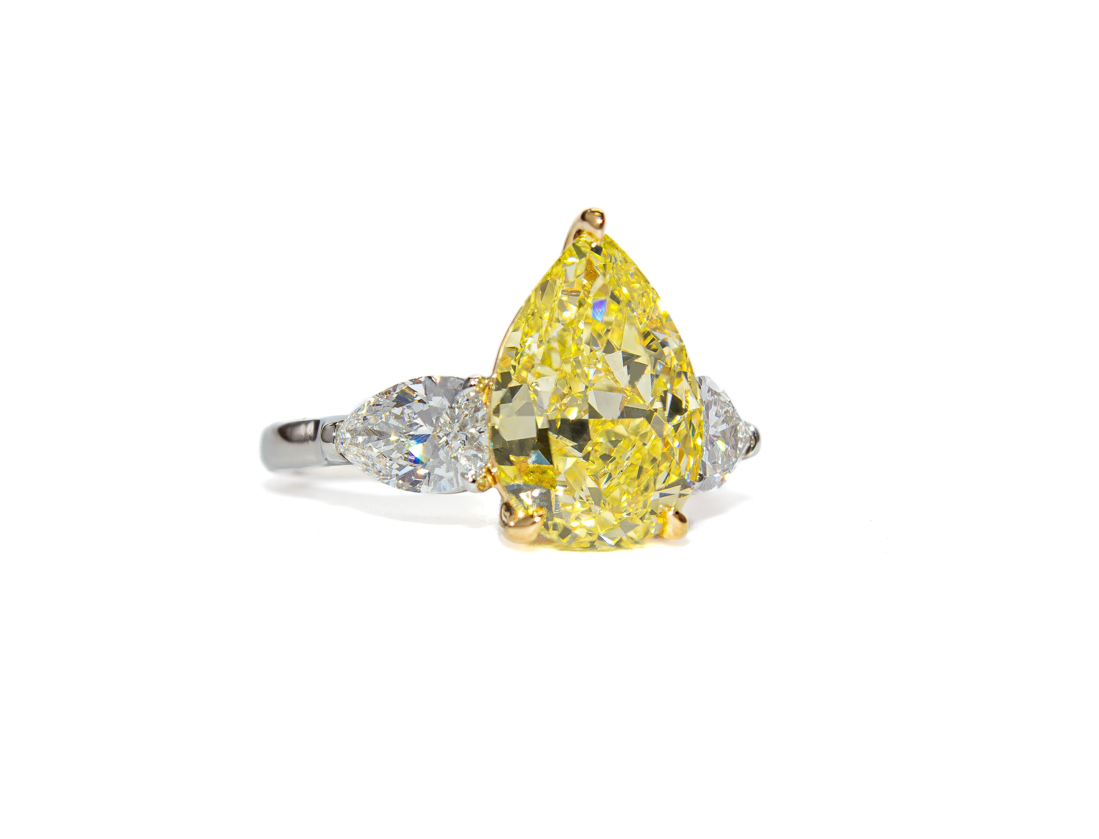 Contemporaneo J. GIA Birnbach Anello a tre pietre con diamante giallo a forma di pera da 4,67 carati in vendita