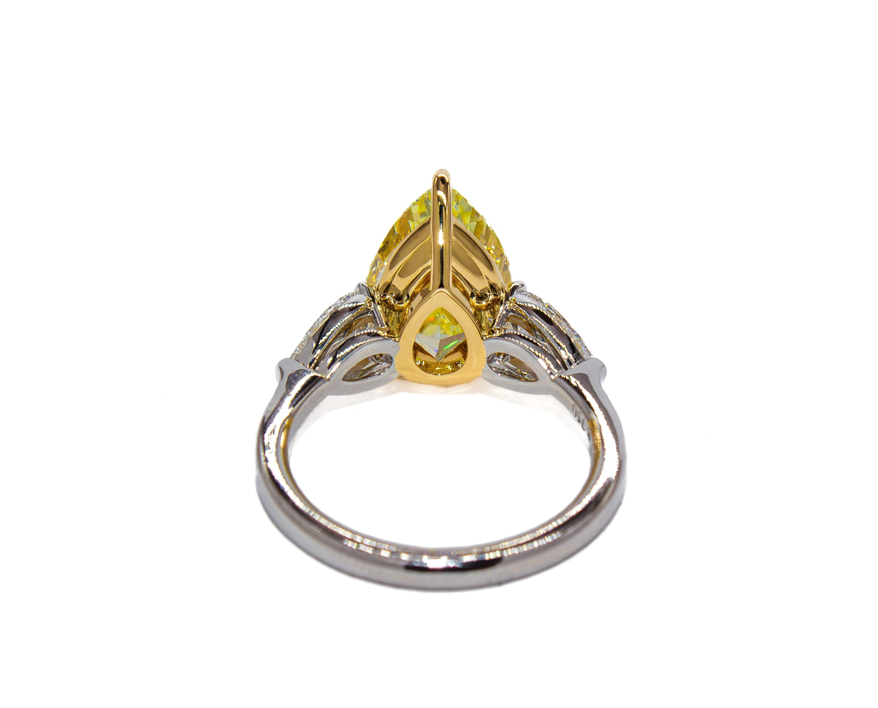 Taglio a goccia J. GIA Birnbach Anello a tre pietre con diamante giallo a forma di pera da 4,67 carati in vendita