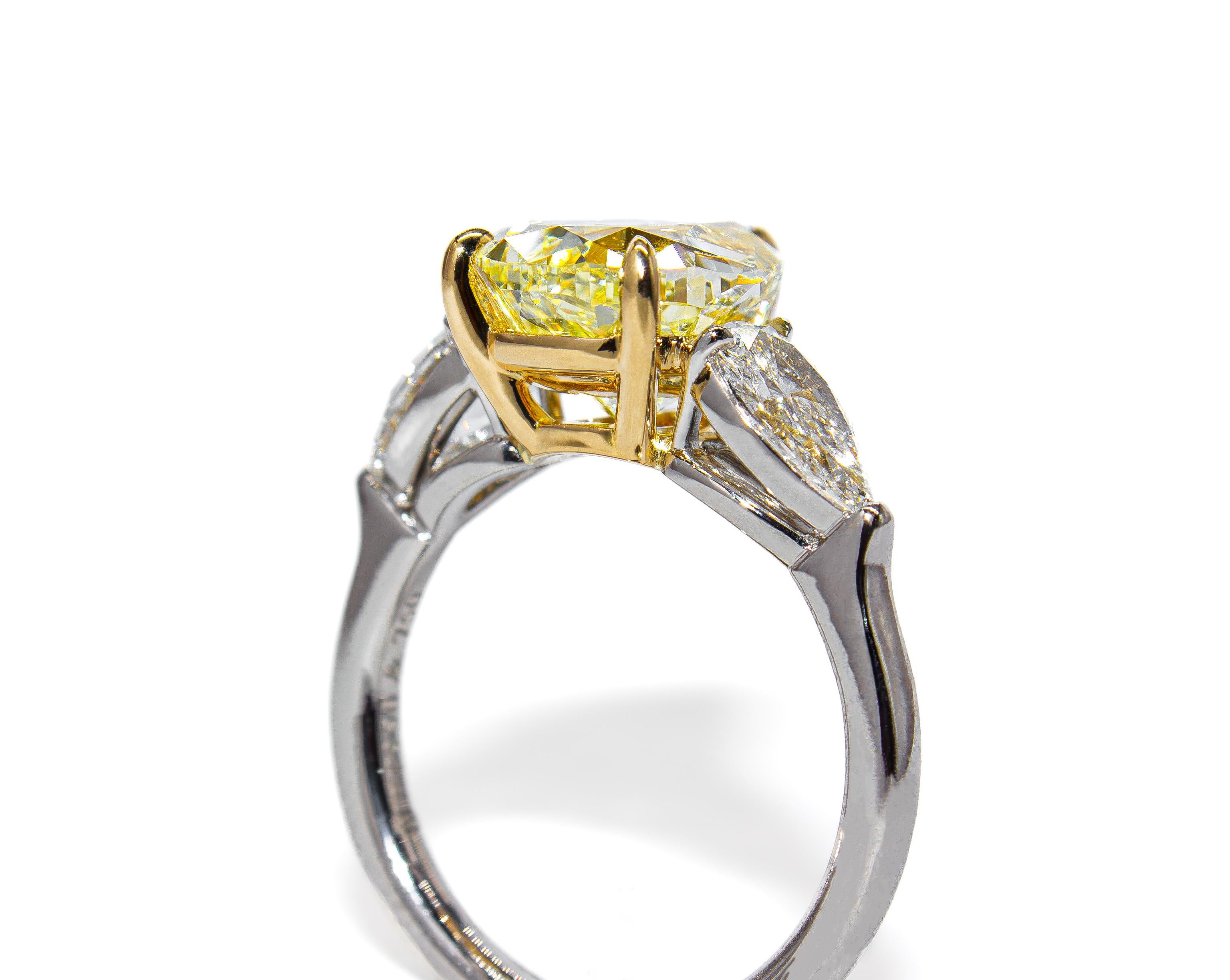 J. GIA Birnbach Anello a tre pietre con diamante giallo a forma di pera da 4,67 carati In condizioni Nuovo in vendita a New York, NY
