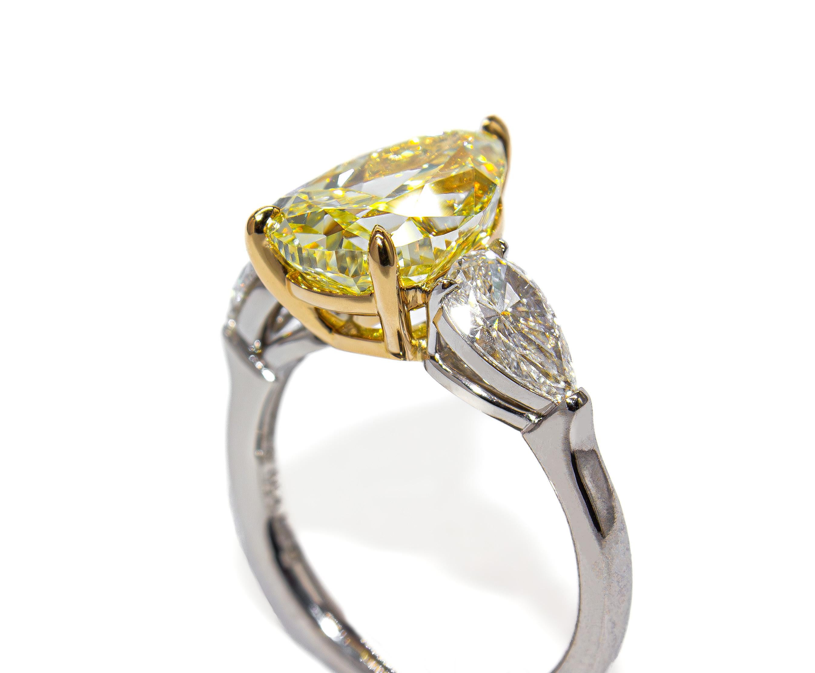 da uomo o donna J. GIA Birnbach Anello a tre pietre con diamante giallo a forma di pera da 4,67 carati in vendita