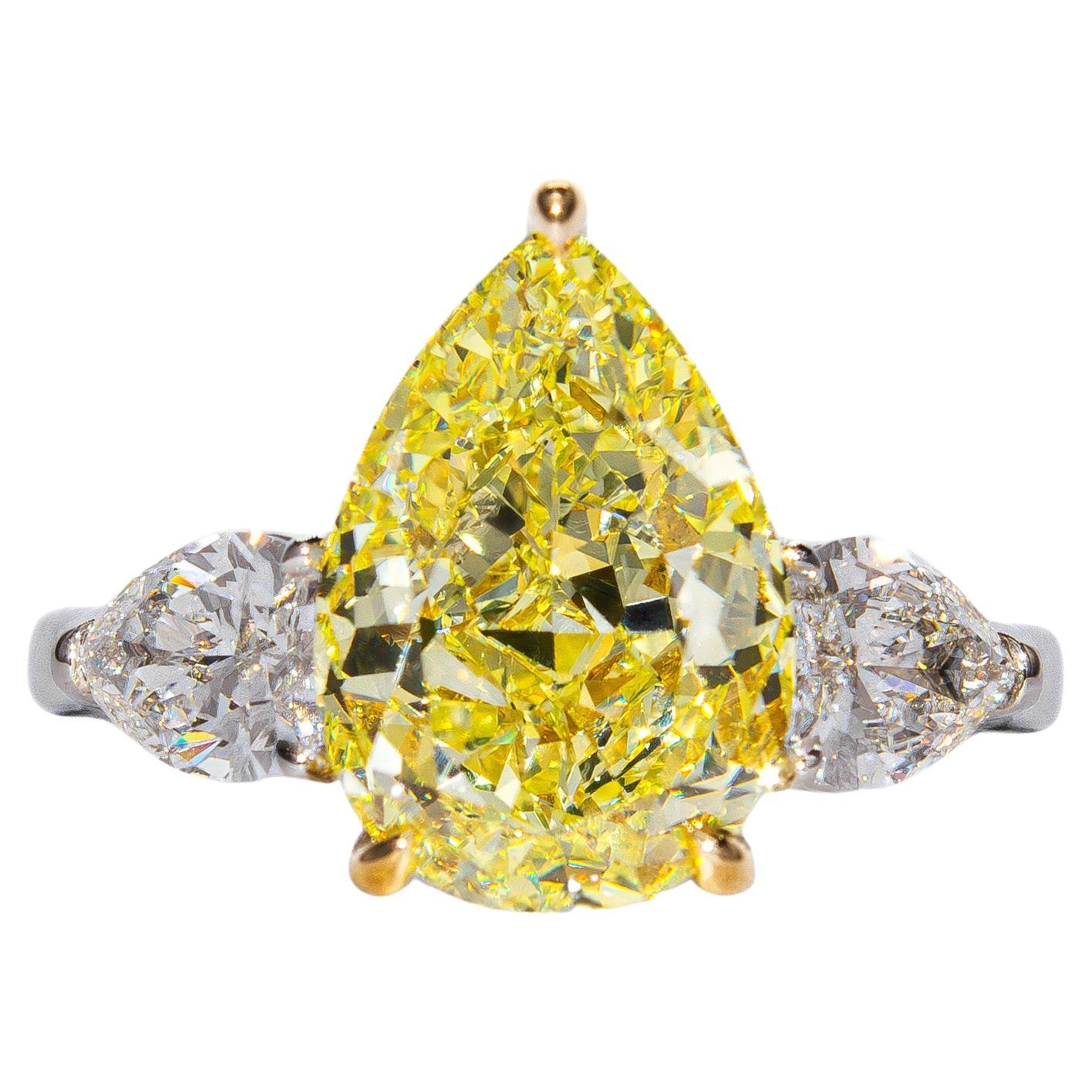 J. GIA Birnbach Anello a tre pietre con diamante giallo a forma di pera da 4,67 carati in vendita