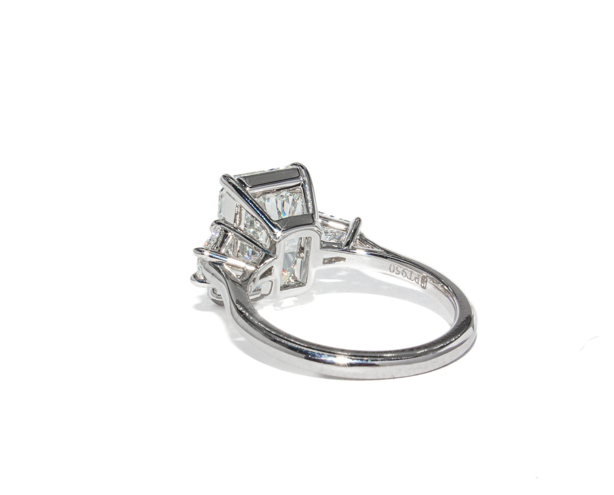 Taglio radiant J. GIA Birnbach Anello a tre pietre con diamante taglio radiante da 5,01 carati in vendita