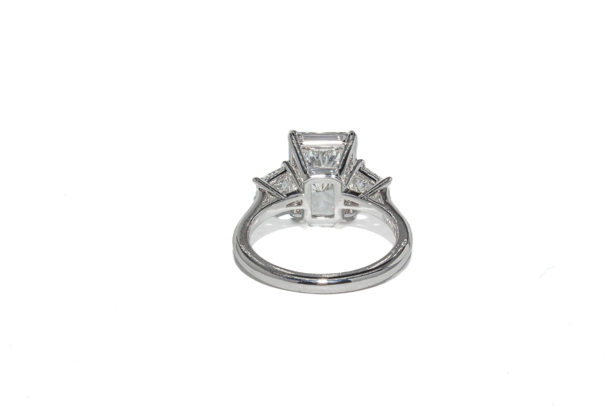 J. GIA Birnbach Anello a tre pietre con diamante taglio radiante da 5,01 carati In condizioni Nuovo in vendita a New York, NY