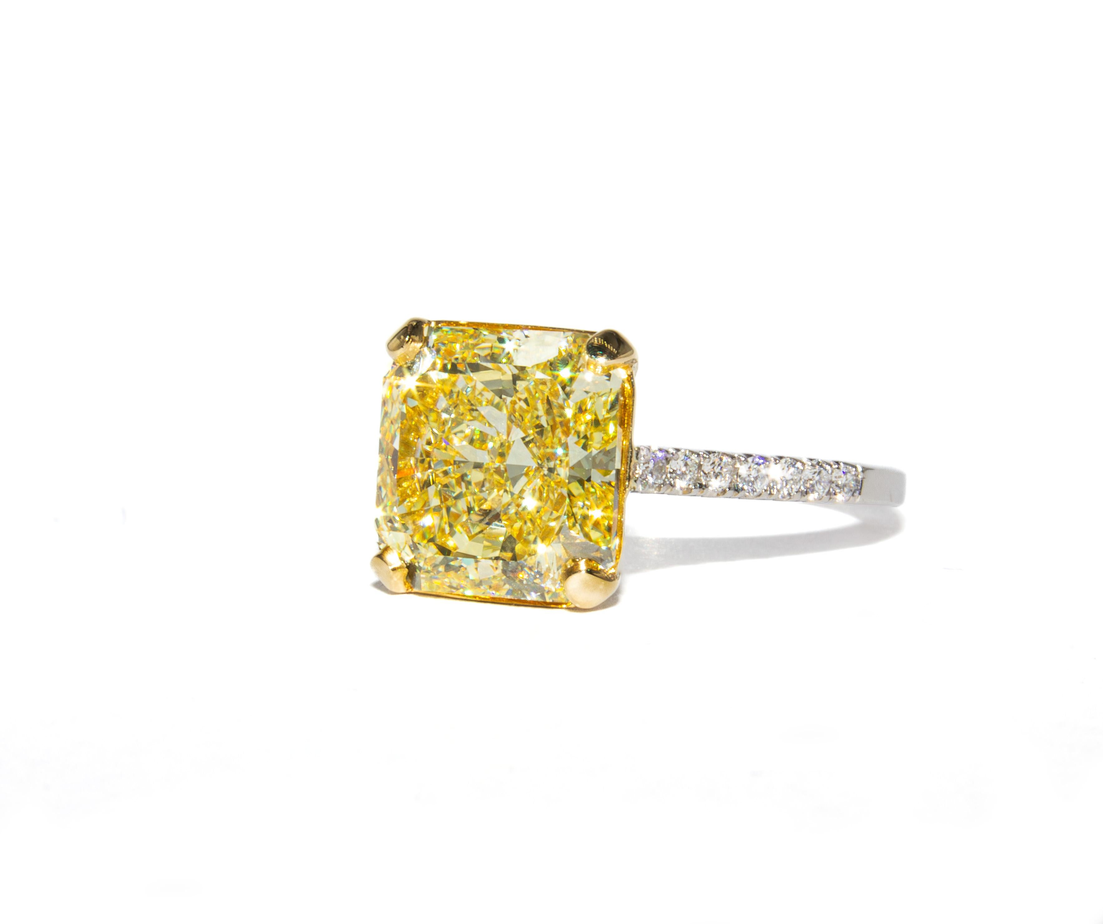 Nutzen Sie die Kraft der Sonne mit unserem J. Birnbach 5,03 Karat Fancy Yellow VVS2 Radiant Cut Diamond Solitaire Ring. Das atemberaubende Zentrum ist ein fachmännisch geschliffener quadratischer Radiant, bei dem jede Facette so gestaltet ist, dass