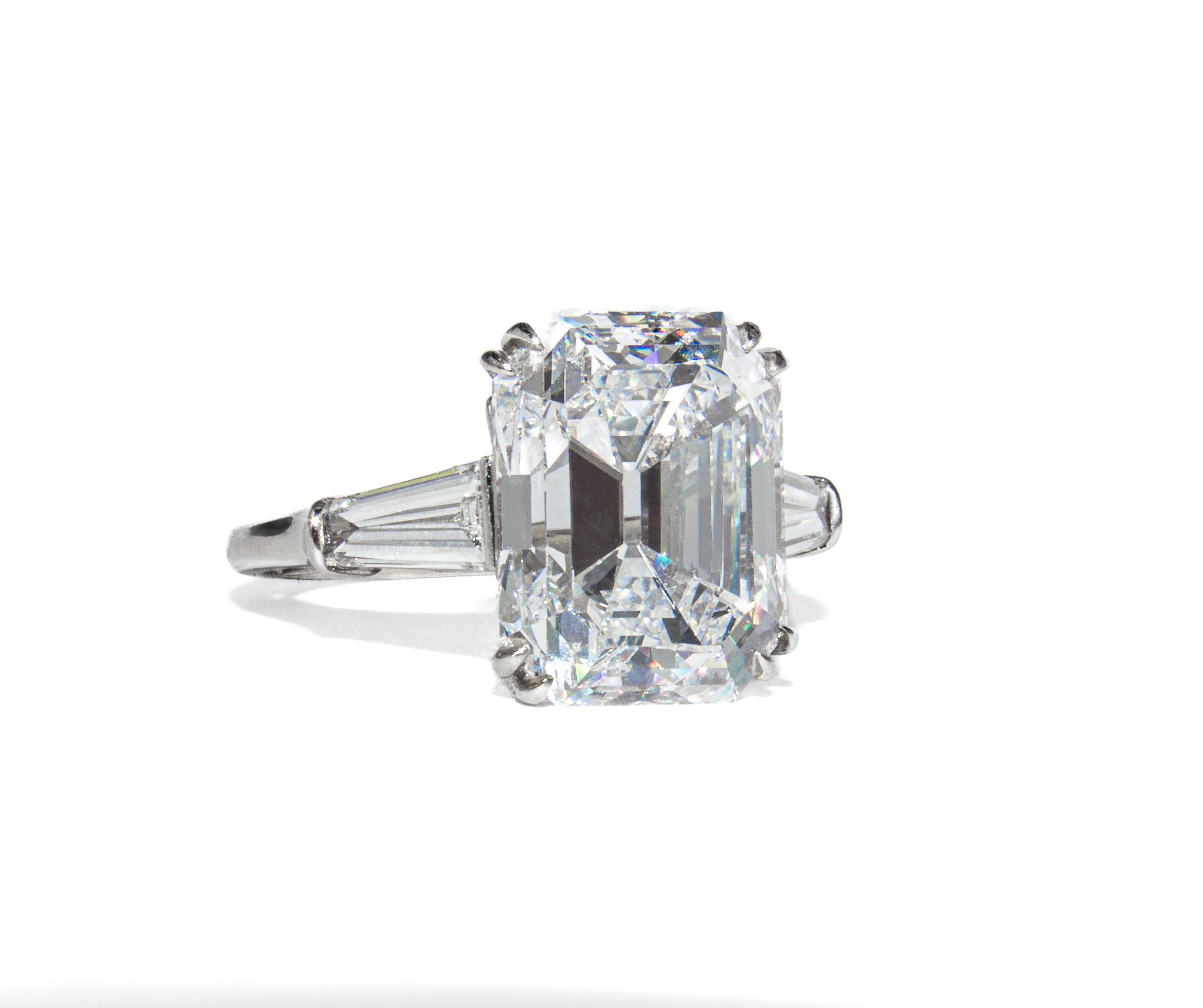 Contemporain J. Birnbach GIA 7.82 E SI2 Emerald Cut Diamond Three-Stone Ring (bague à trois pierres) en vente