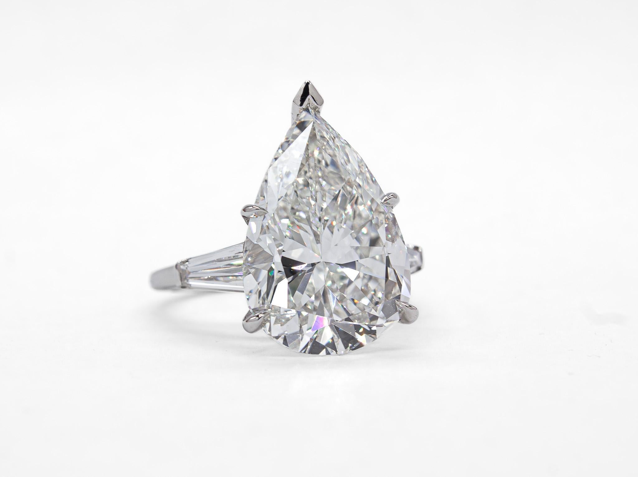 J. Birnbach GIA 9.18 Carat H SI1 Pear Shape Diamond Three-Stone Ring (bague à trois pierres) Neuf à New York, NY