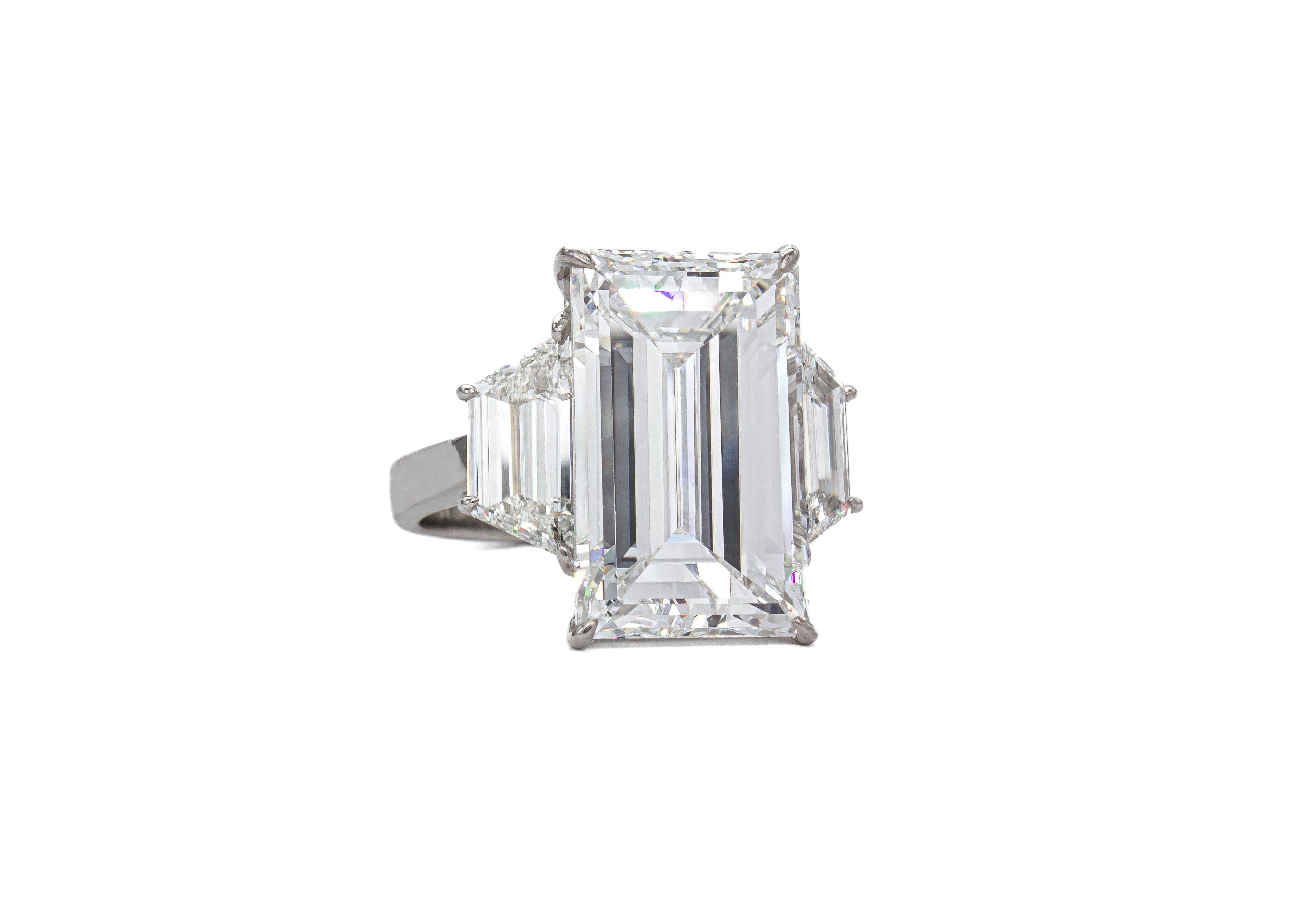 Contemporaneo J. Birnbach GIA Certified 10.02 Carat G VS2 Emerald Cut Diamond Three-Stone Ring in vendita