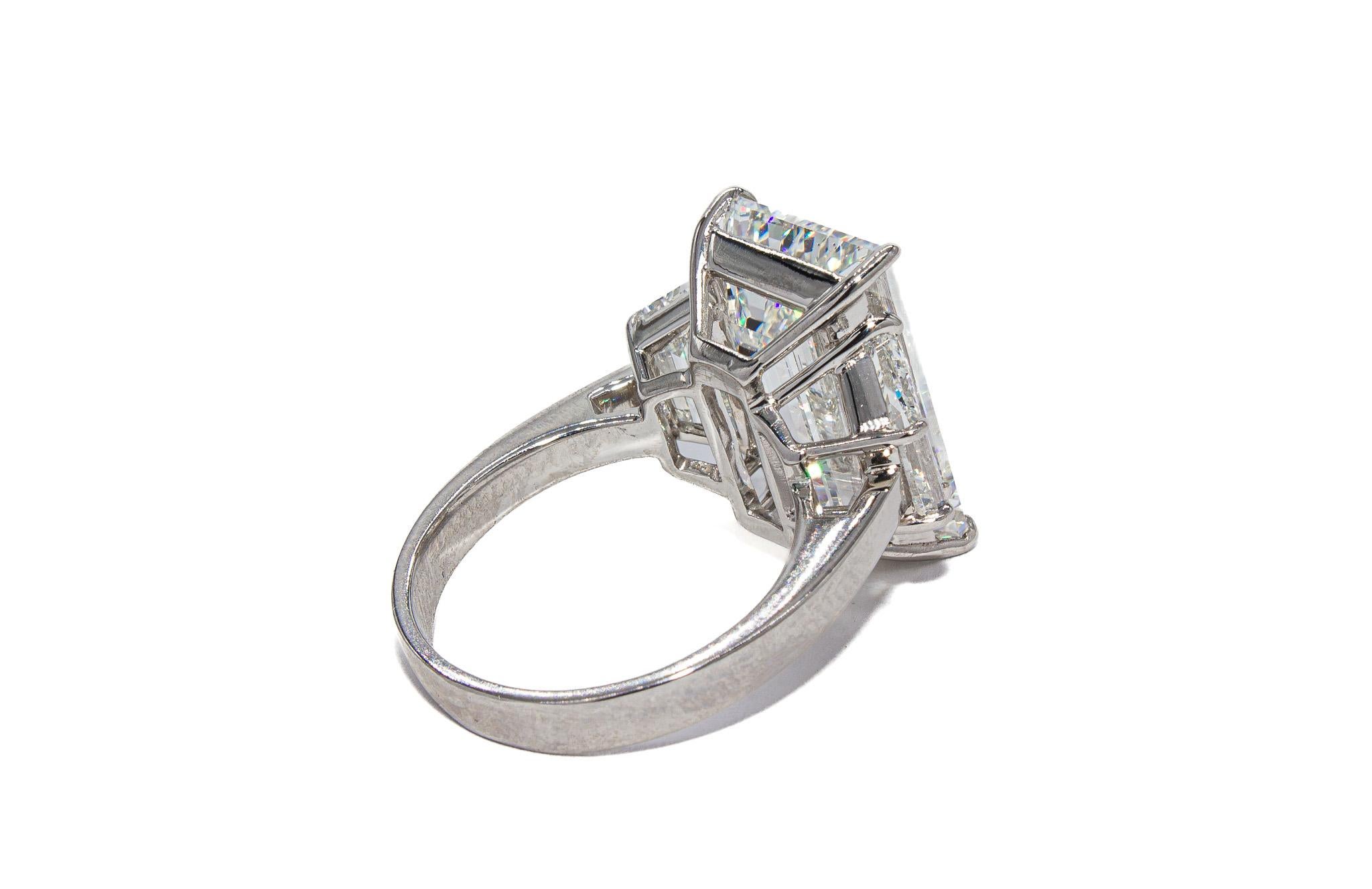 Taglio smeraldo J. Birnbach GIA Certified 10.02 Carat G VS2 Emerald Cut Diamond Three-Stone Ring in vendita
