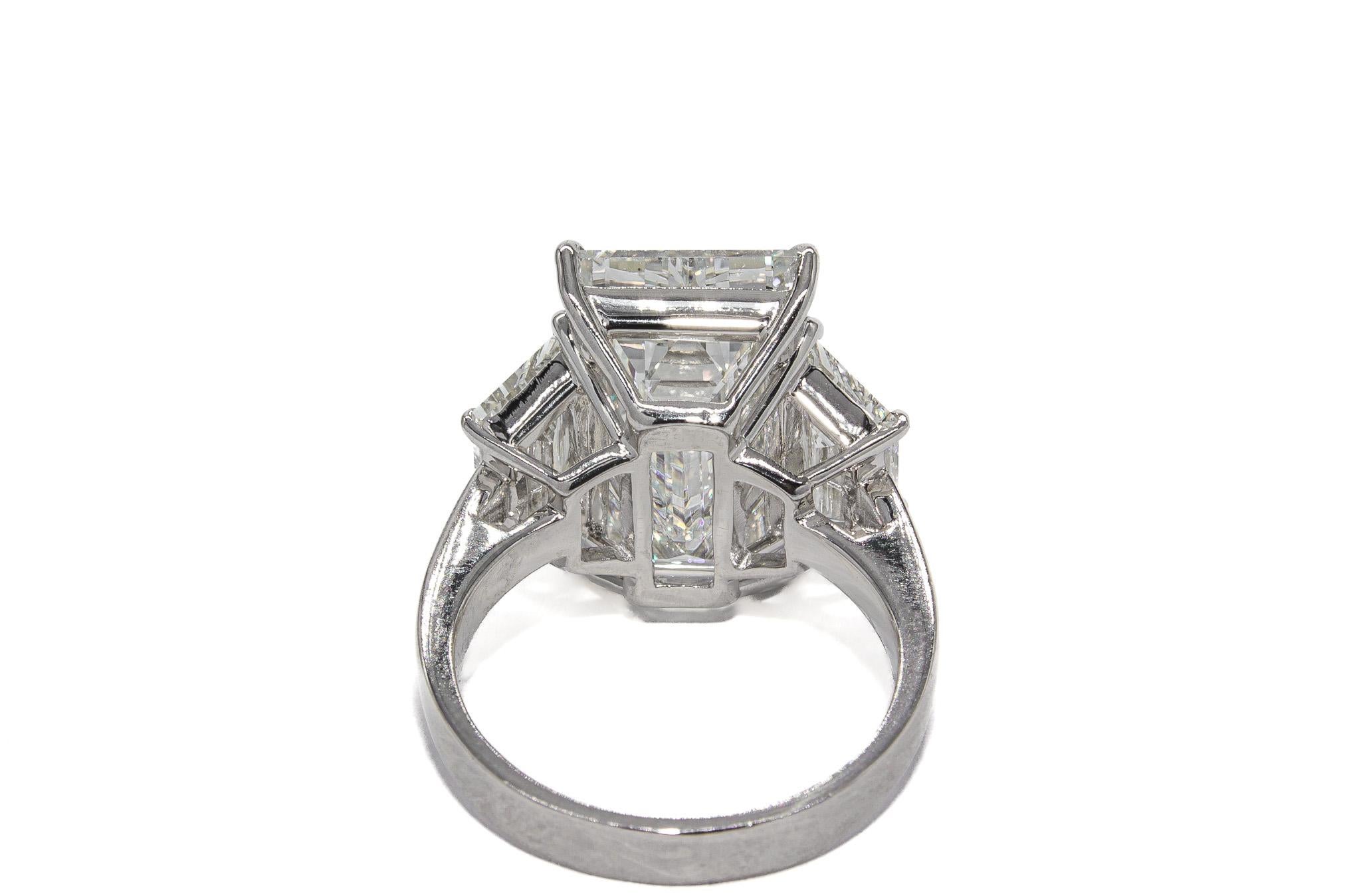 J. Birnbach GIA Certified 10.02 Carat G VS2 Emerald Cut Diamond Three-Stone Ring In condizioni Nuovo in vendita a New York, NY