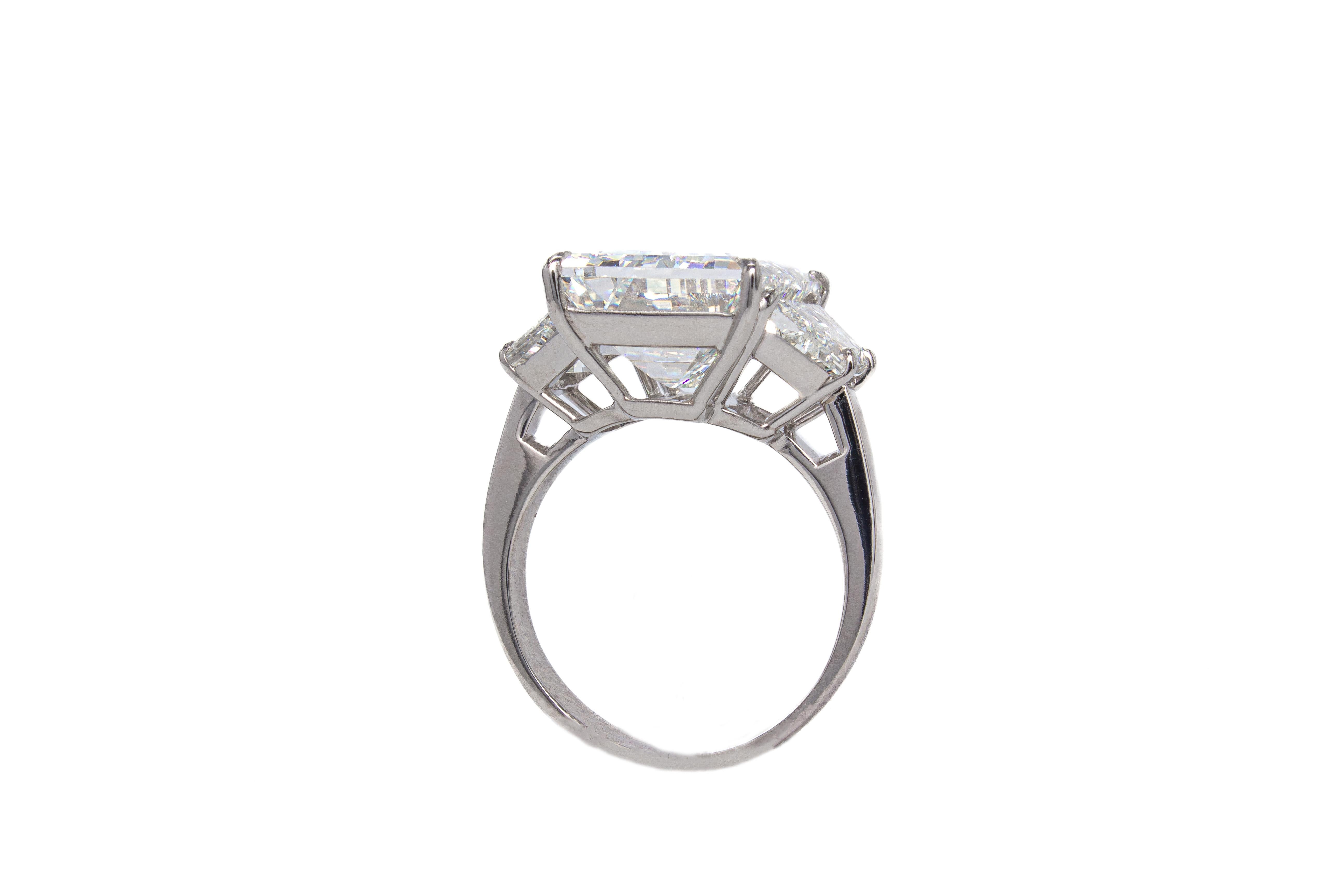 da uomo o donna J. Birnbach GIA Certified 10.02 Carat G VS2 Emerald Cut Diamond Three-Stone Ring in vendita
