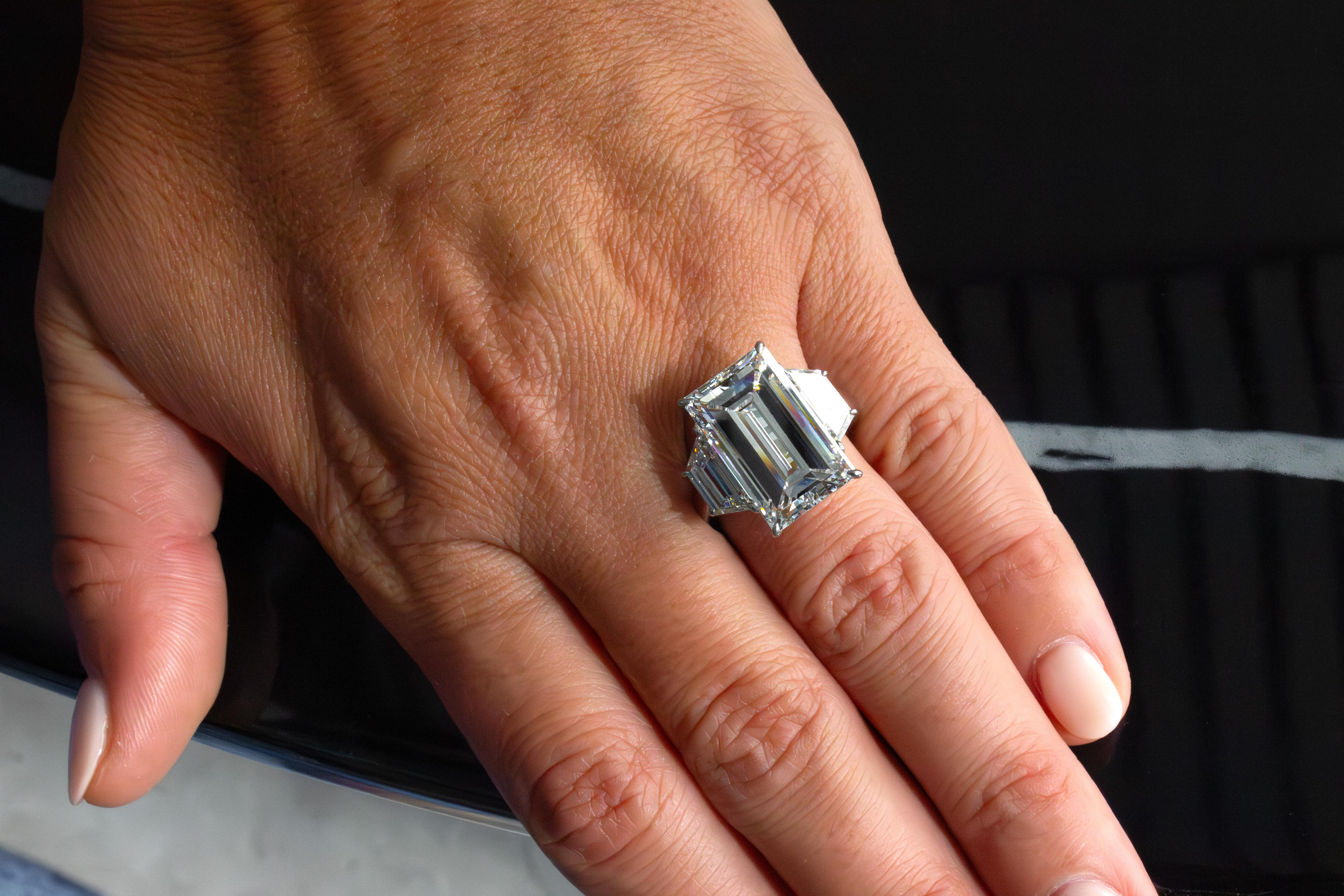 J. Birnbach GIA Certified 10.02 Carat G VS2 Emerald Cut Diamond Three-Stone Ring in vendita 2