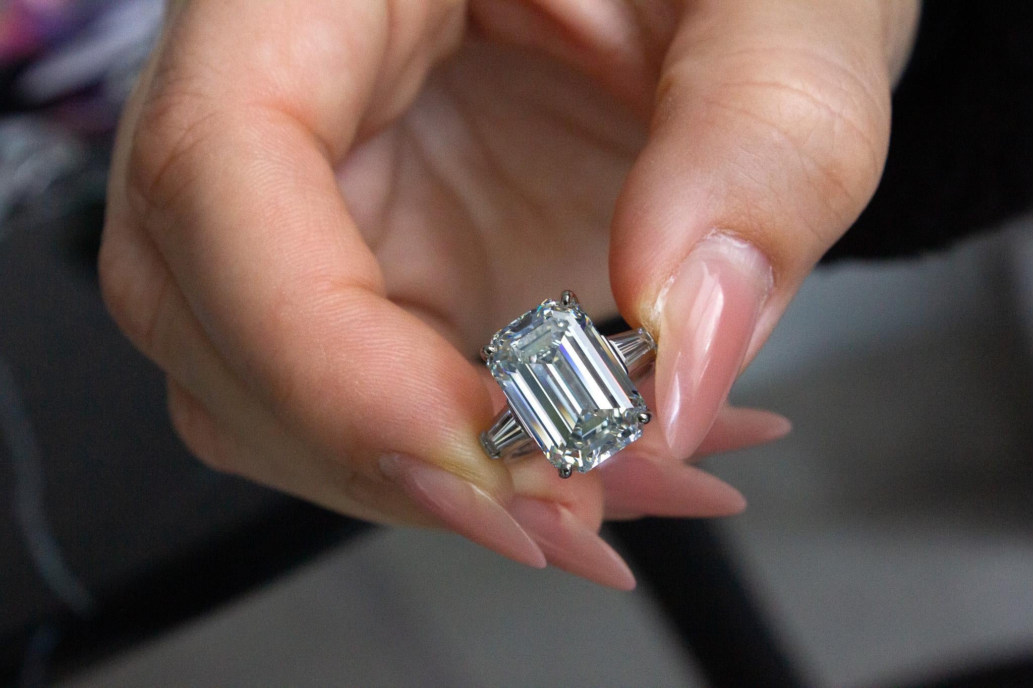 J. Birnbach GIA Certified 10.22 Carat J VS1 Emerald Cut Diamond Three-Stone Ring In New Condition For Sale In New York, NY